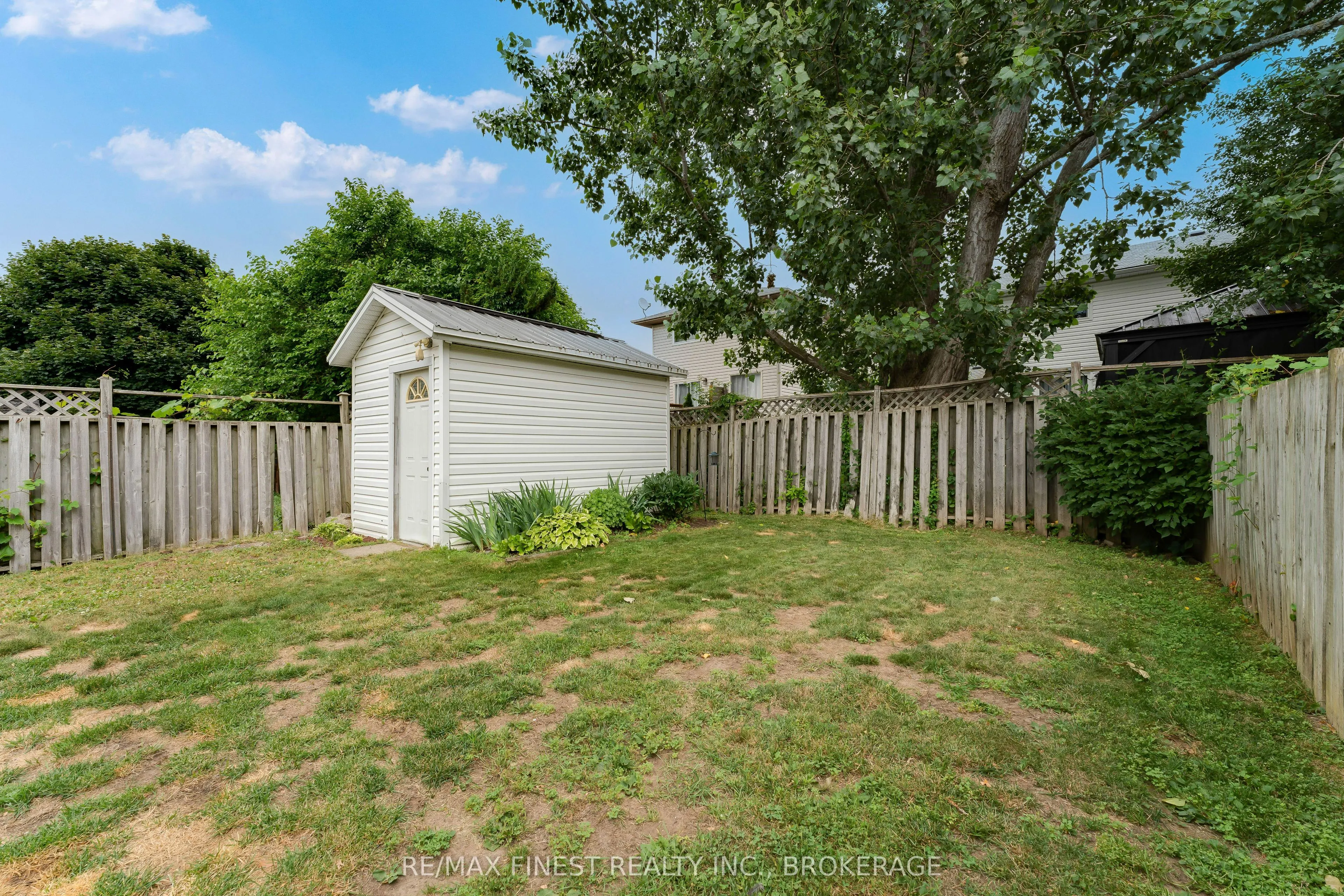 869 Larchwood Crescent