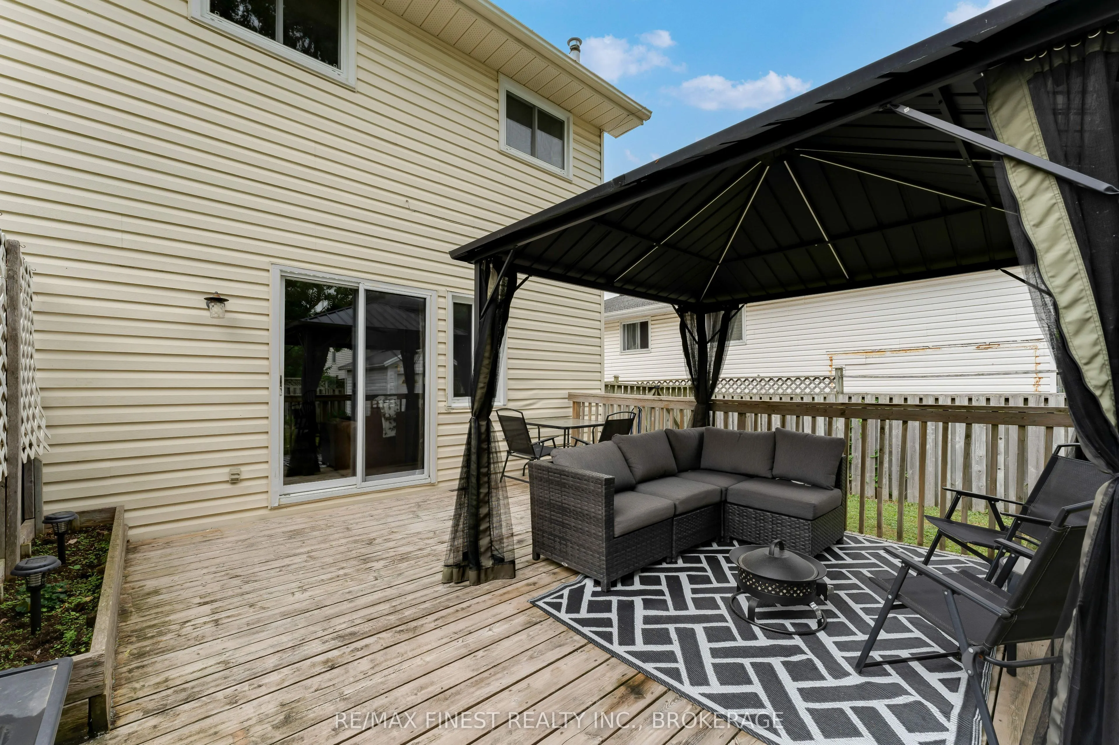 869 Larchwood Crescent