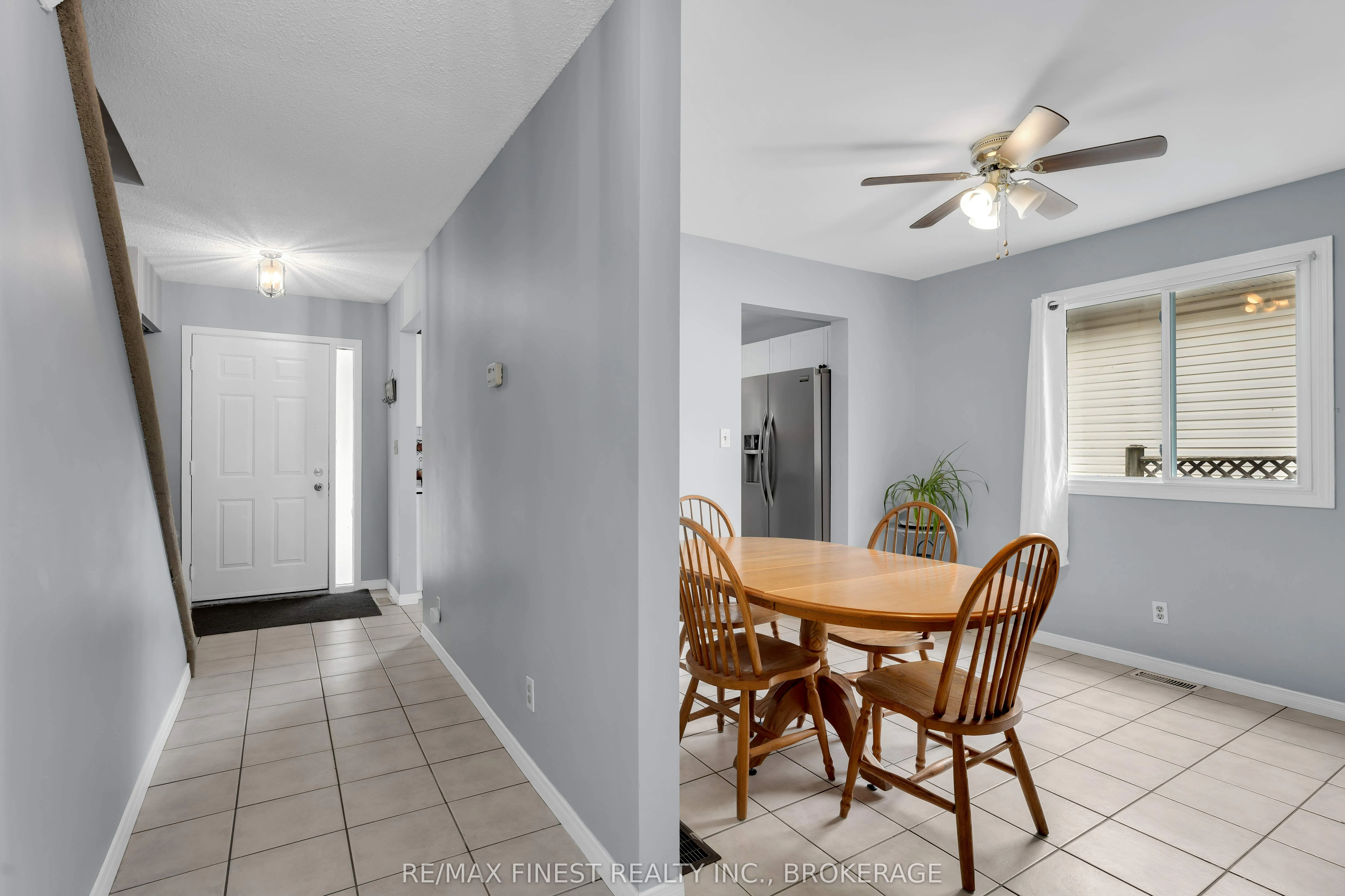 869 Larchwood Crescent