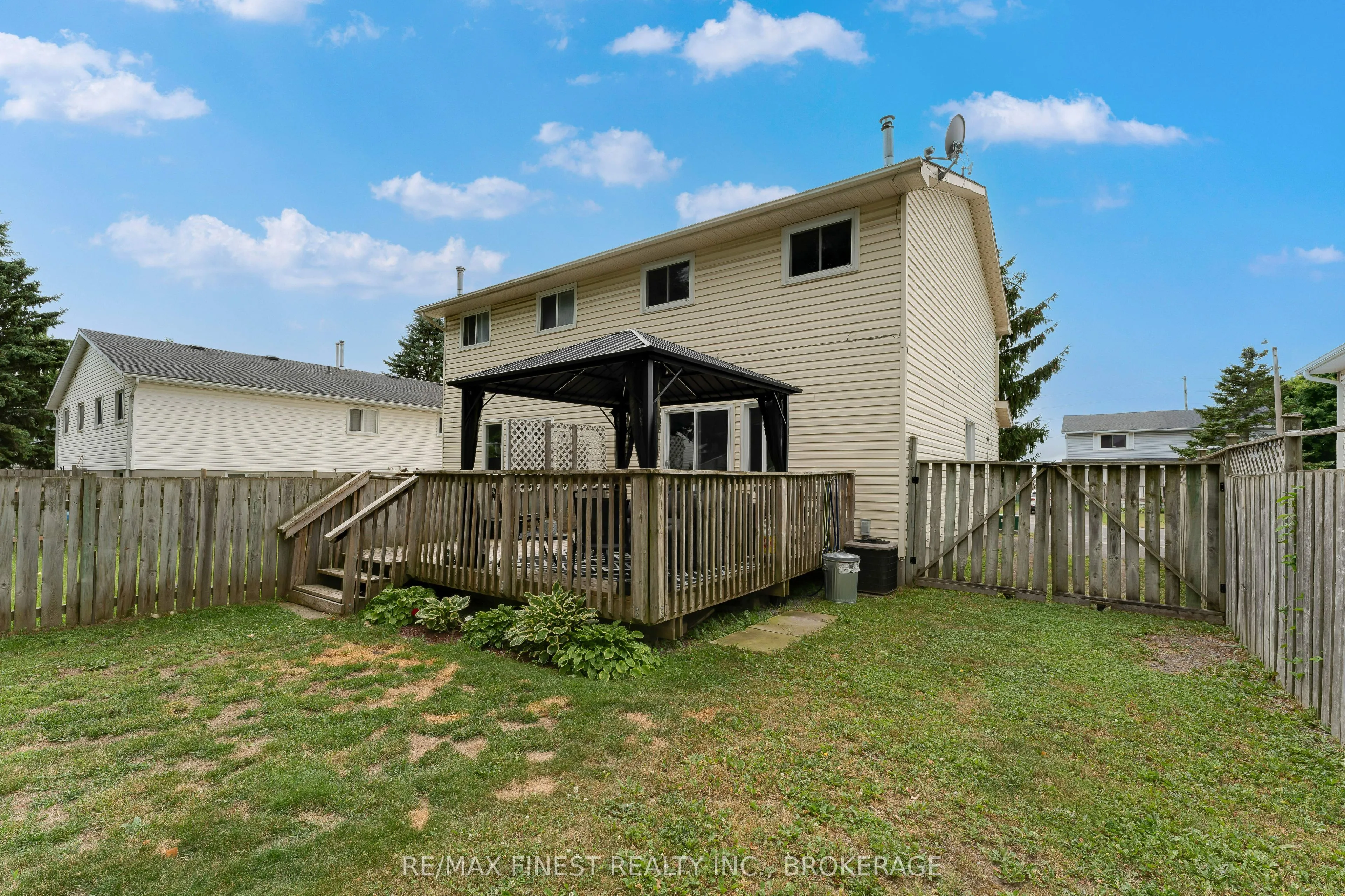 869 Larchwood Crescent