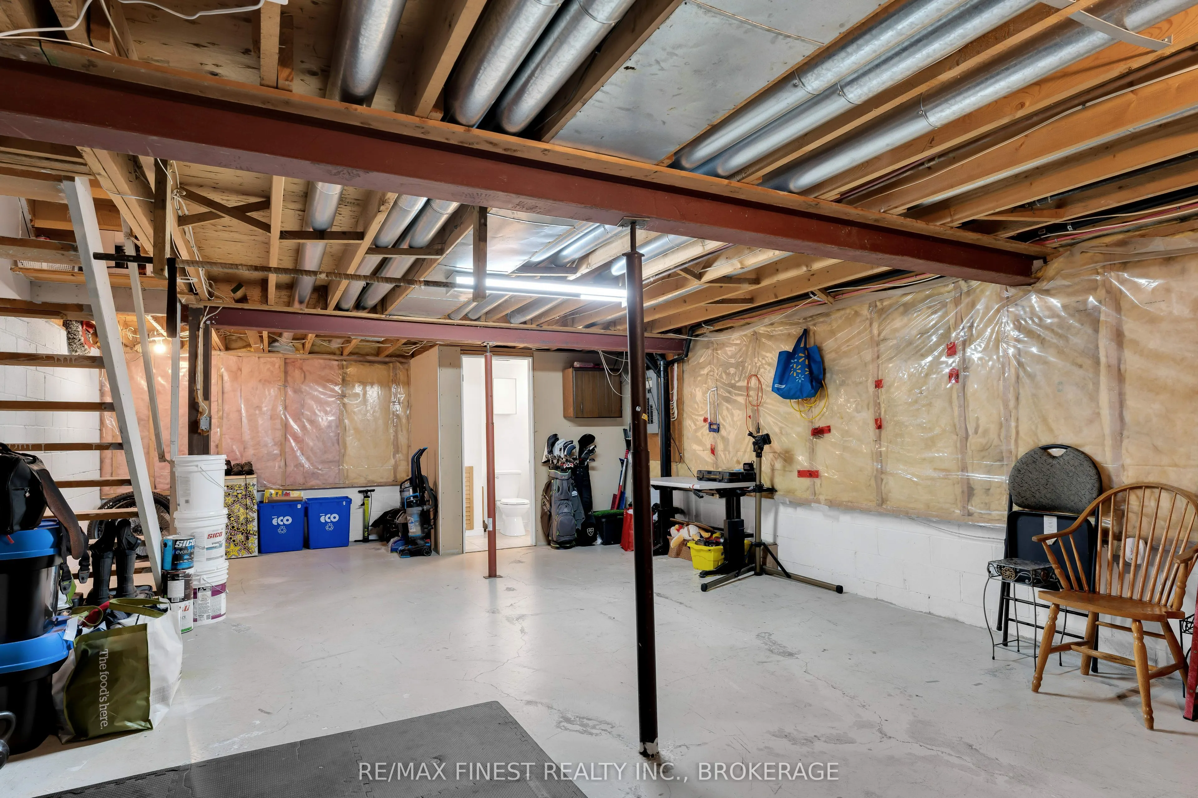 869 Larchwood Crescent