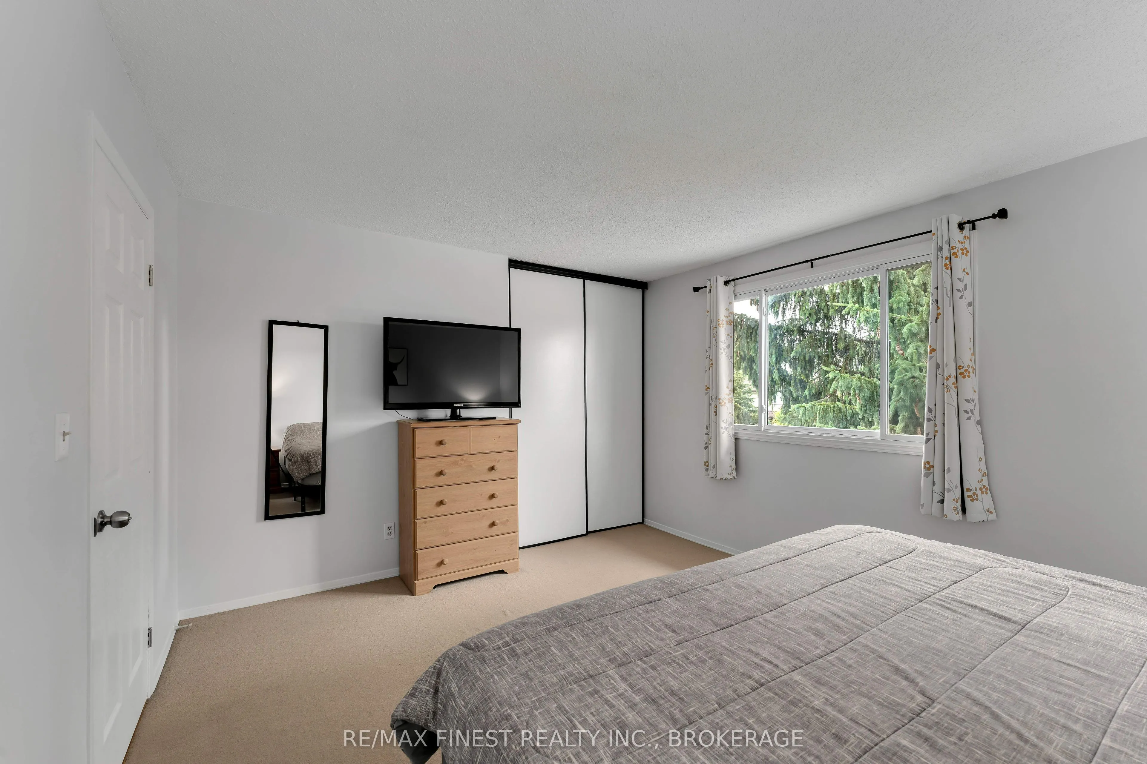869 Larchwood Crescent