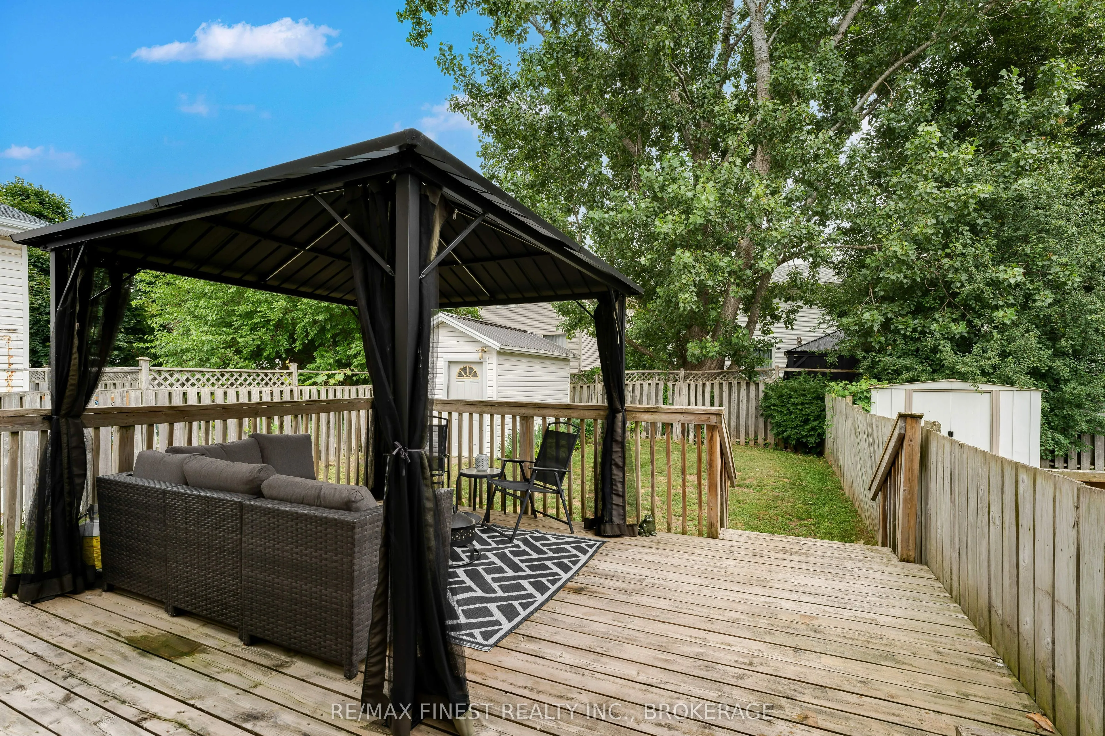 869 Larchwood Crescent