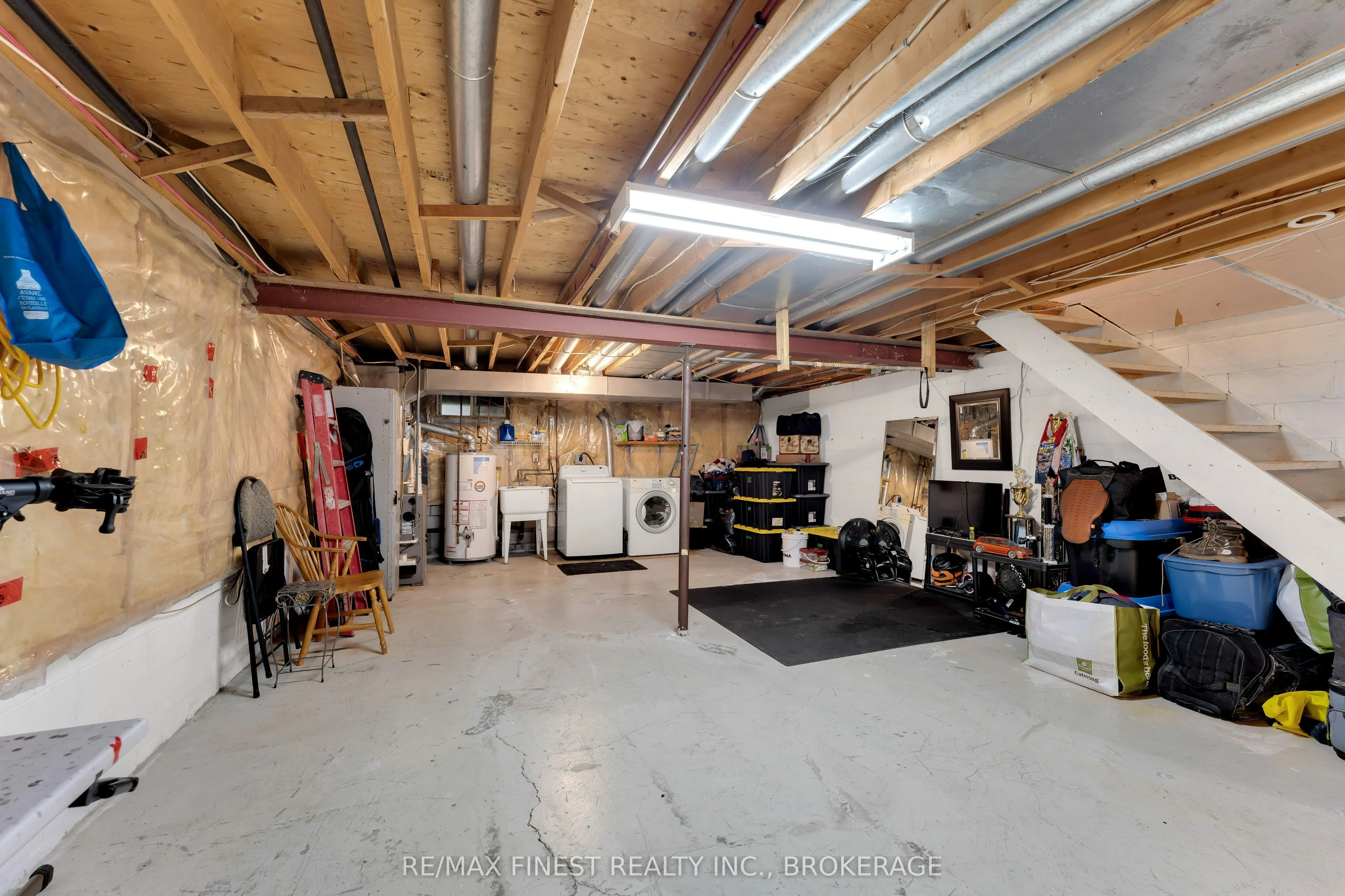 869 Larchwood Crescent
