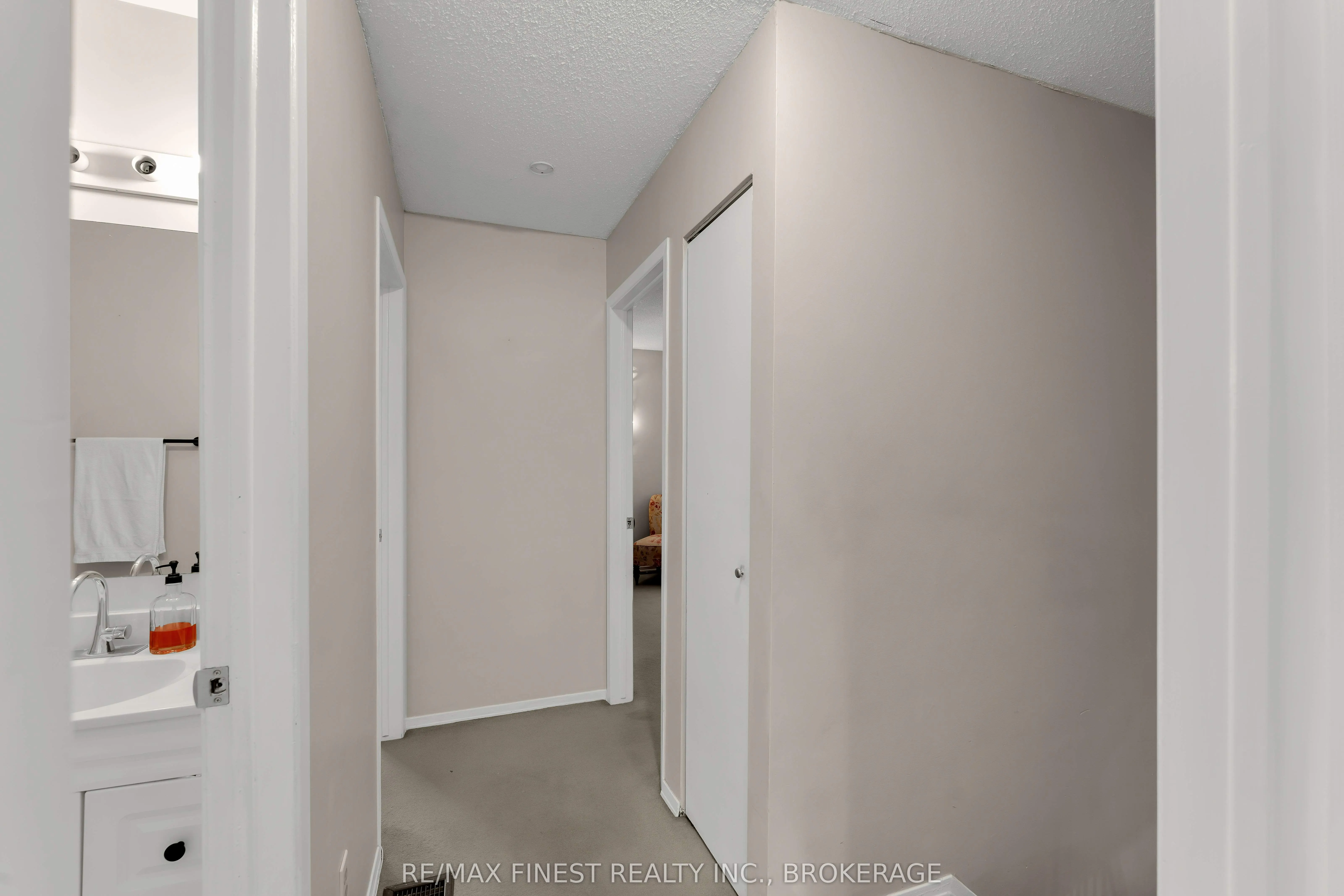 869 Larchwood Crescent