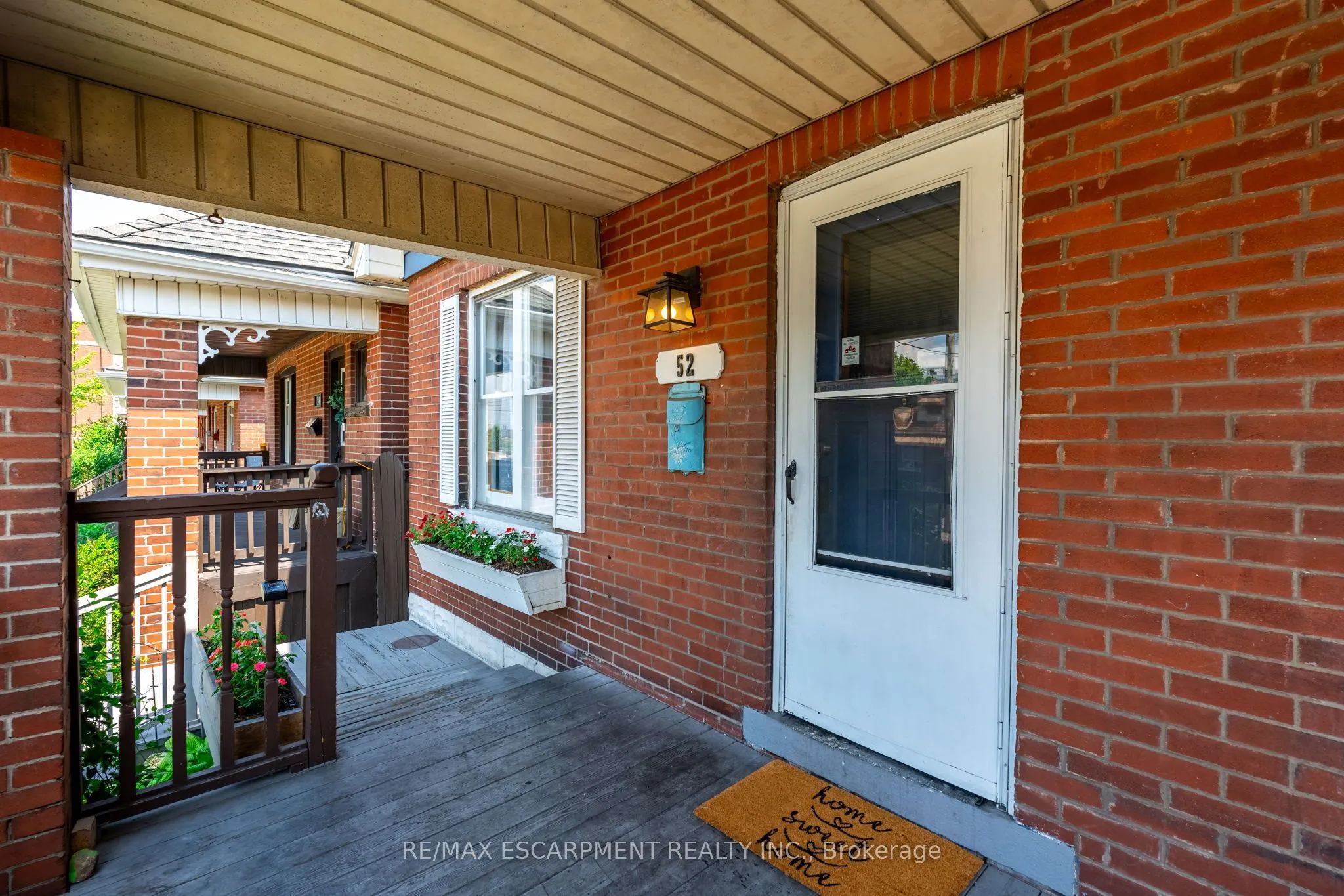 52 CONNAUGHT Avenue N