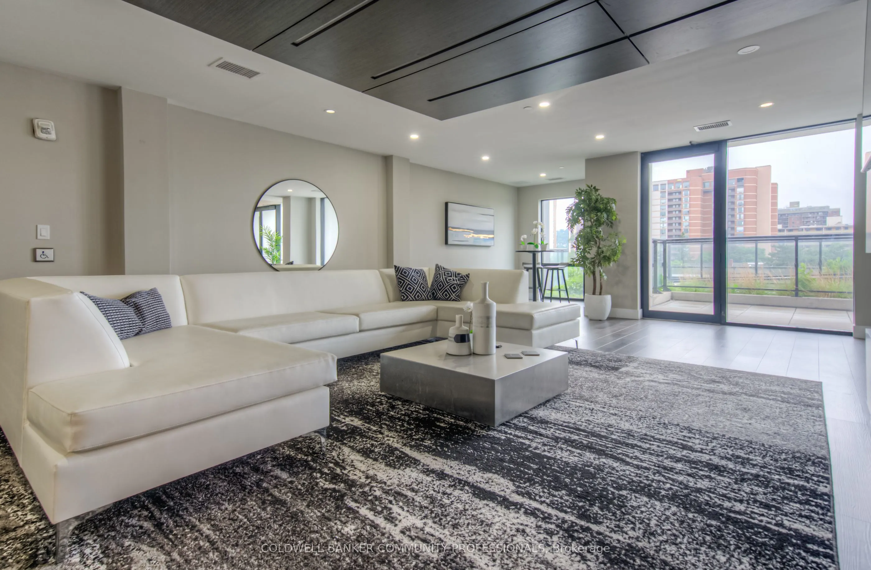15 Queen Street S, #905