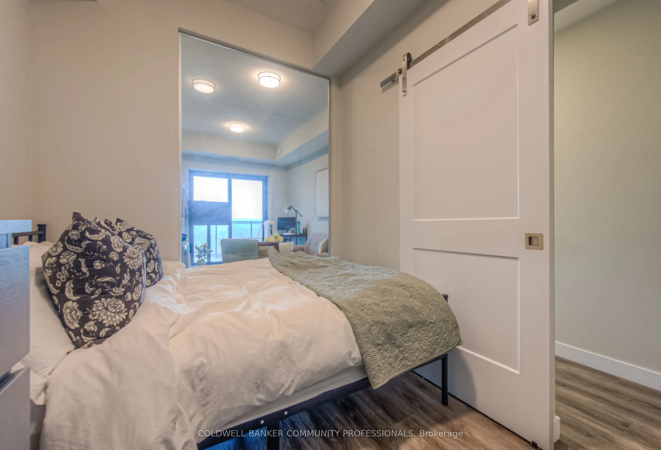 15 Queen Street S, #905