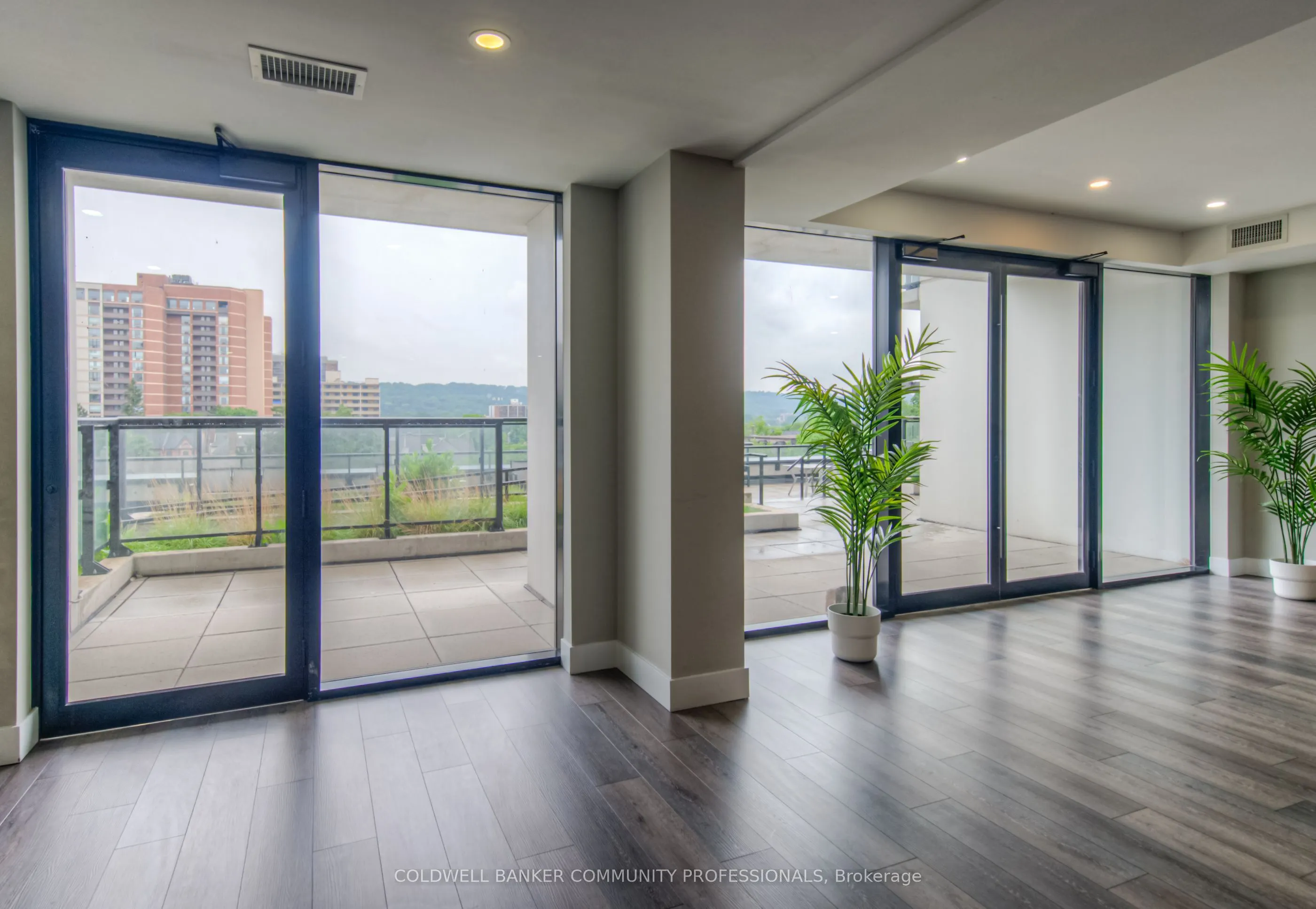 15 Queen Street S, #905
