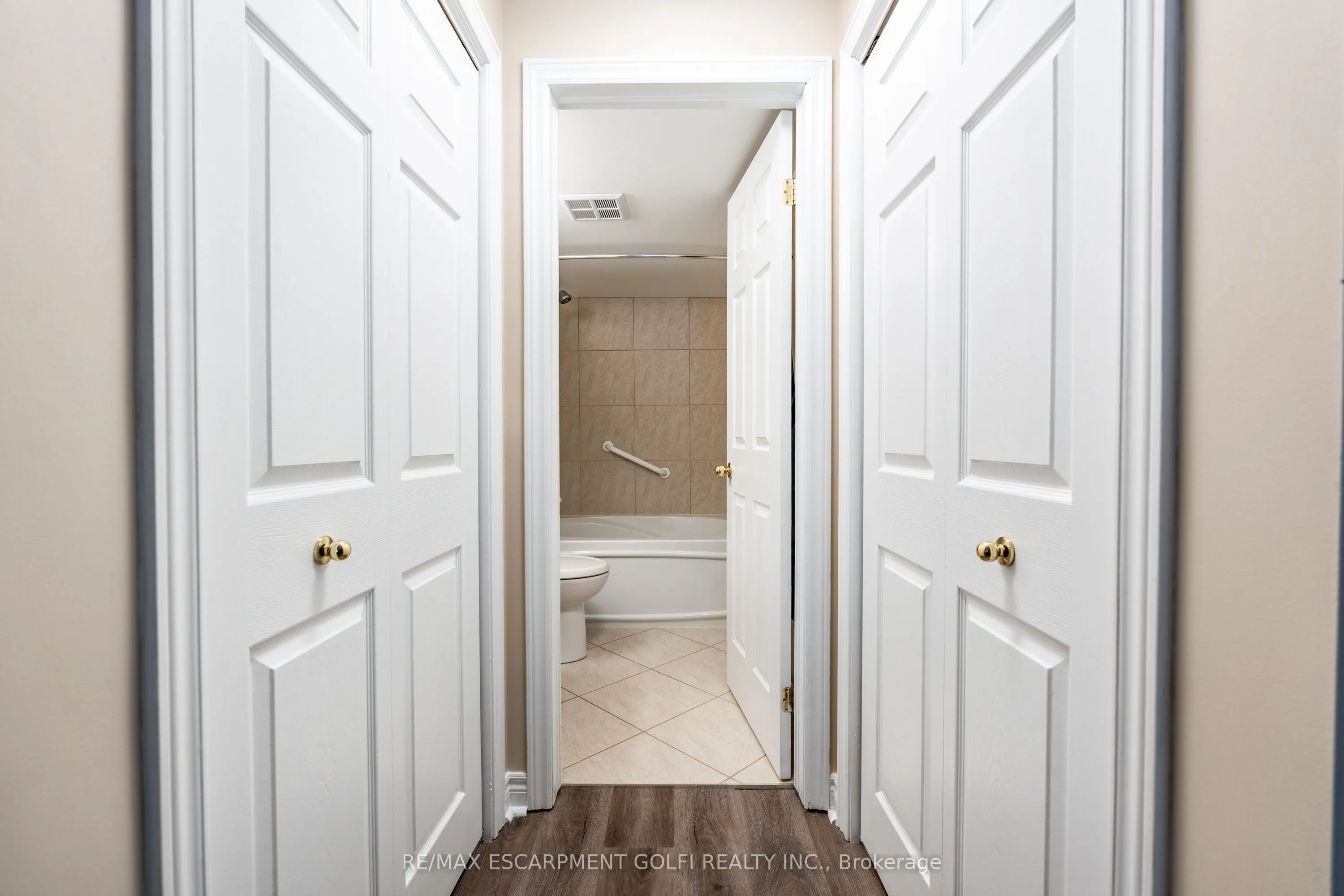990 Golf Links Road, #106