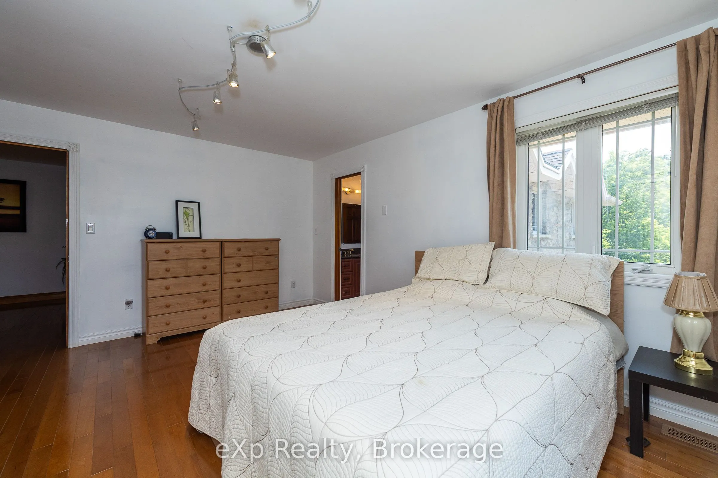 910 26th Street E