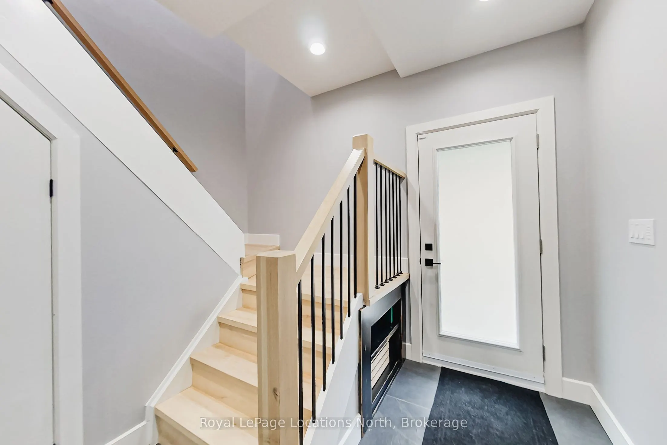 74 Arthur Street E