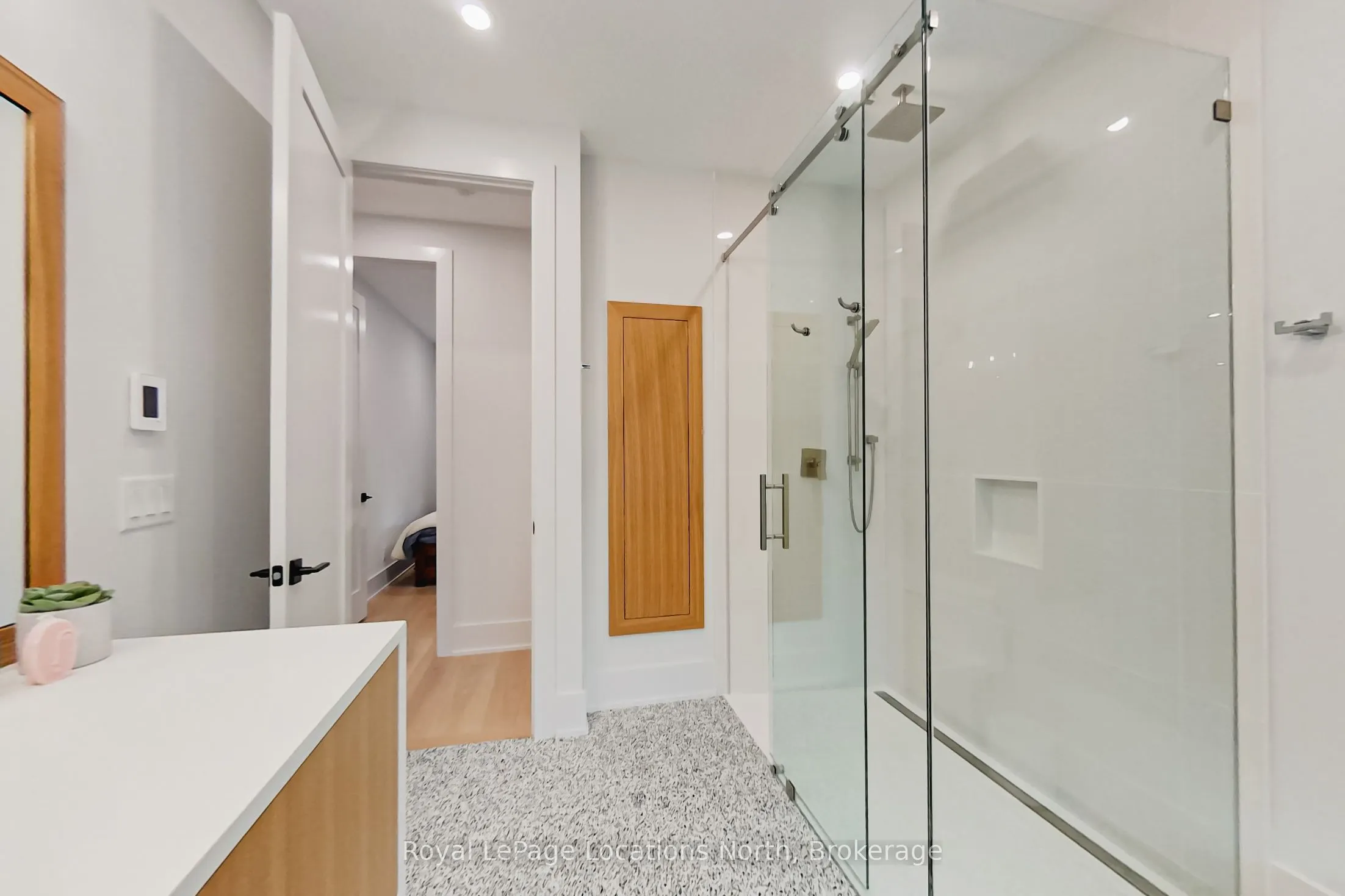 74 Arthur Street E