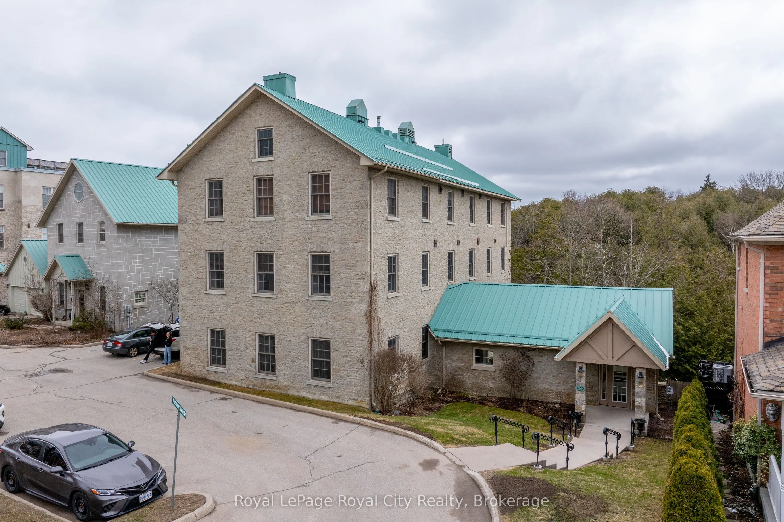 470 St Andrew Street E, #202