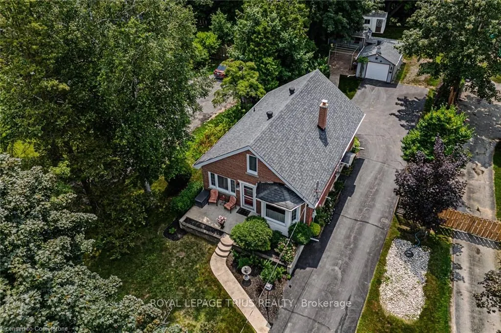 94 Queensway Road E