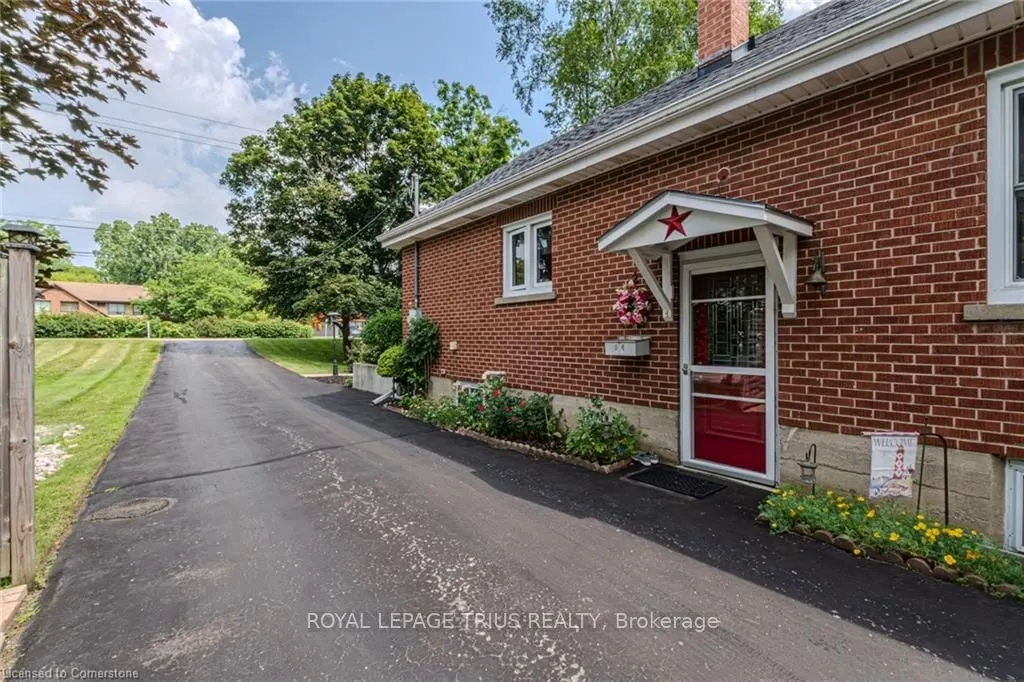 94 Queensway Road E