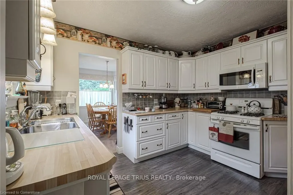 94 Queensway Road E