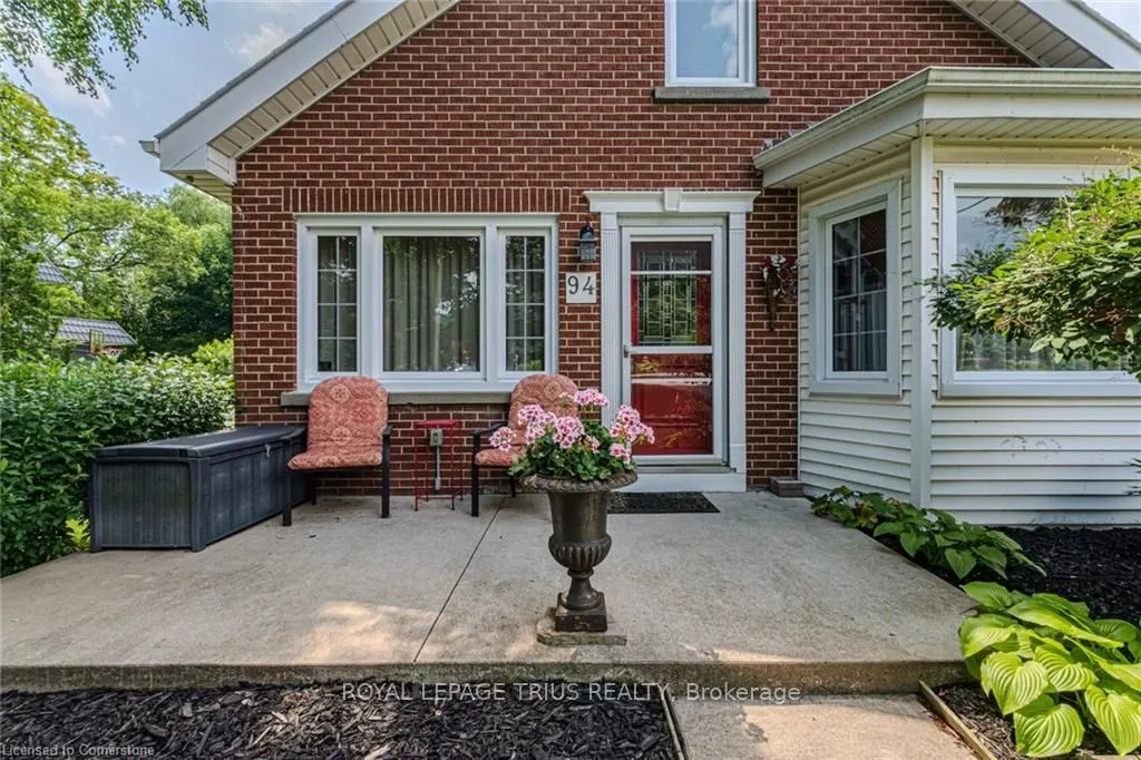 94 Queensway Road E