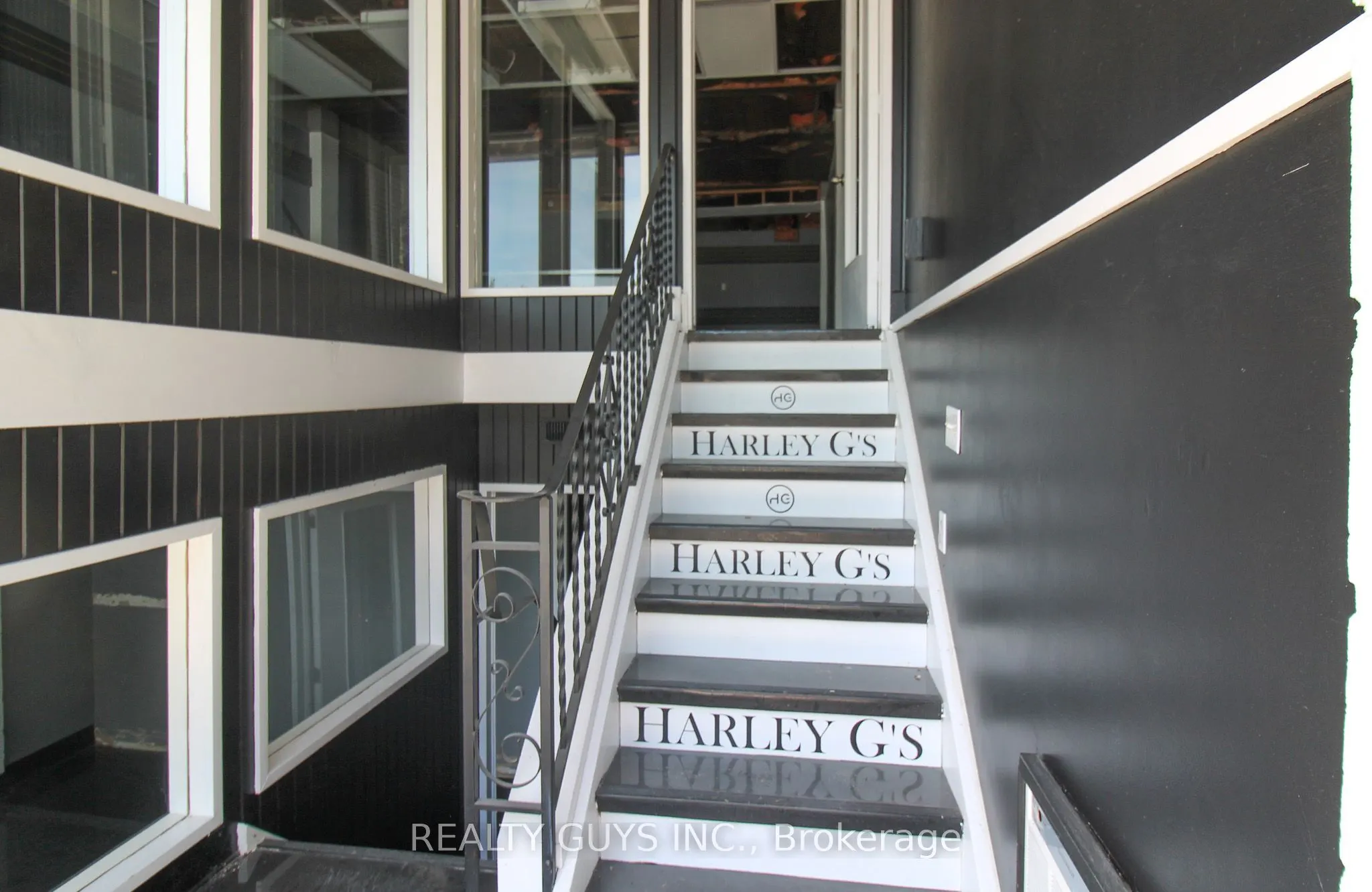 27 William Street N