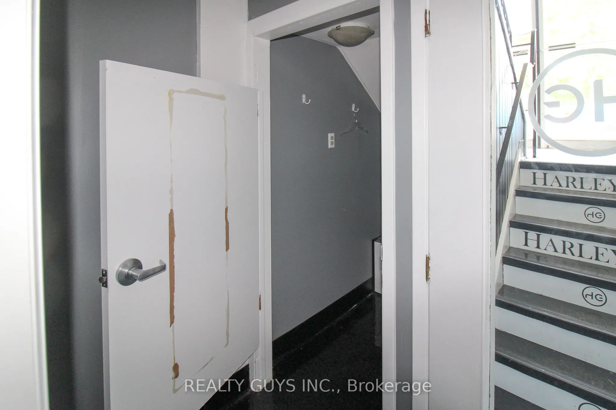 27 William Street N