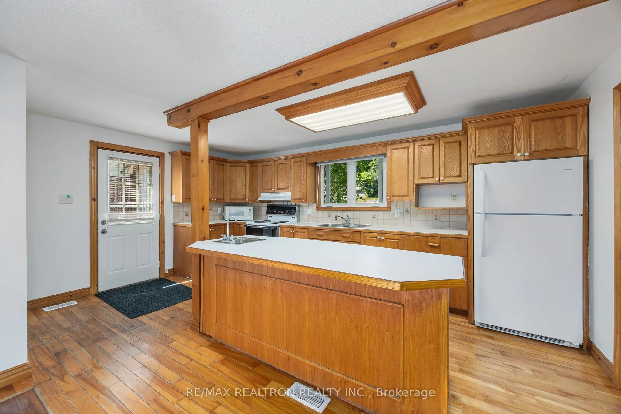 28 Lawrence Street N