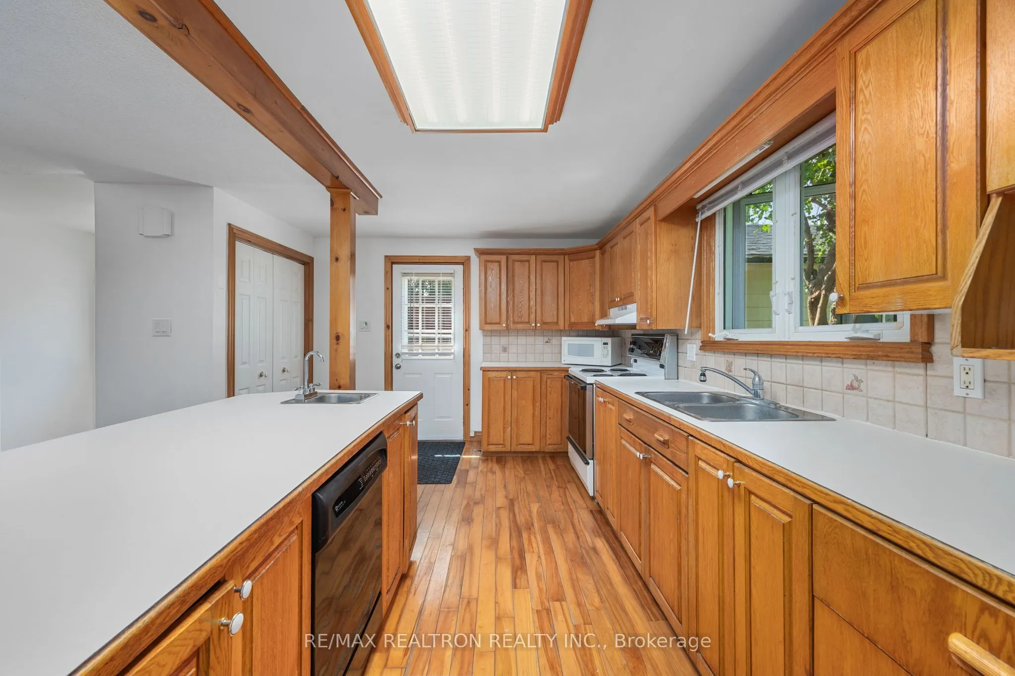 28 Lawrence Street N