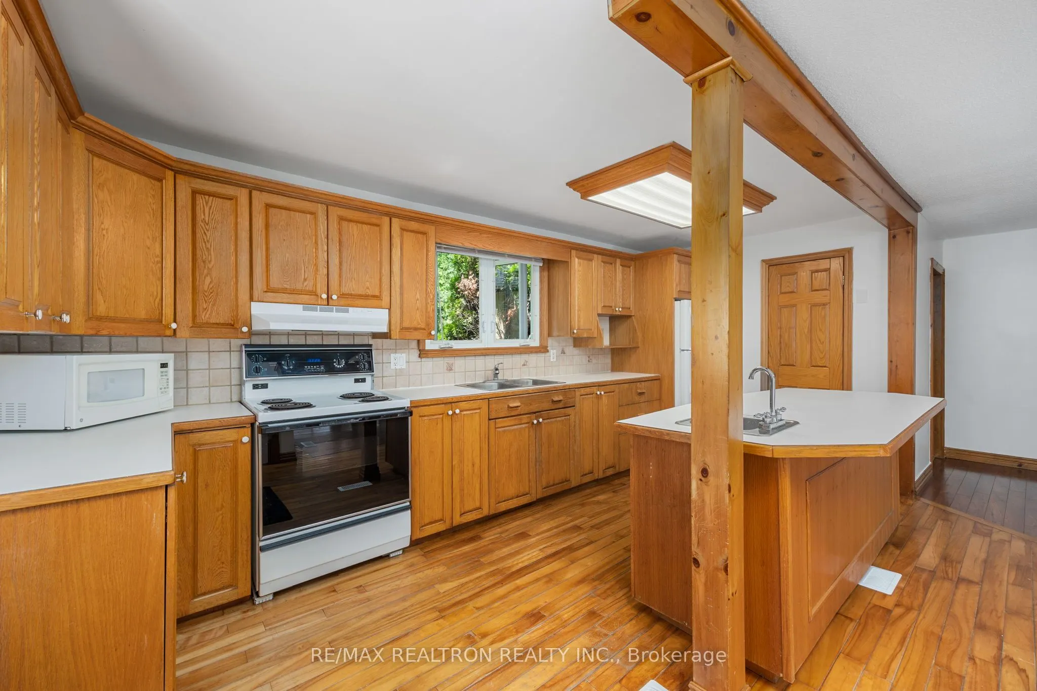 28 Lawrence Street N