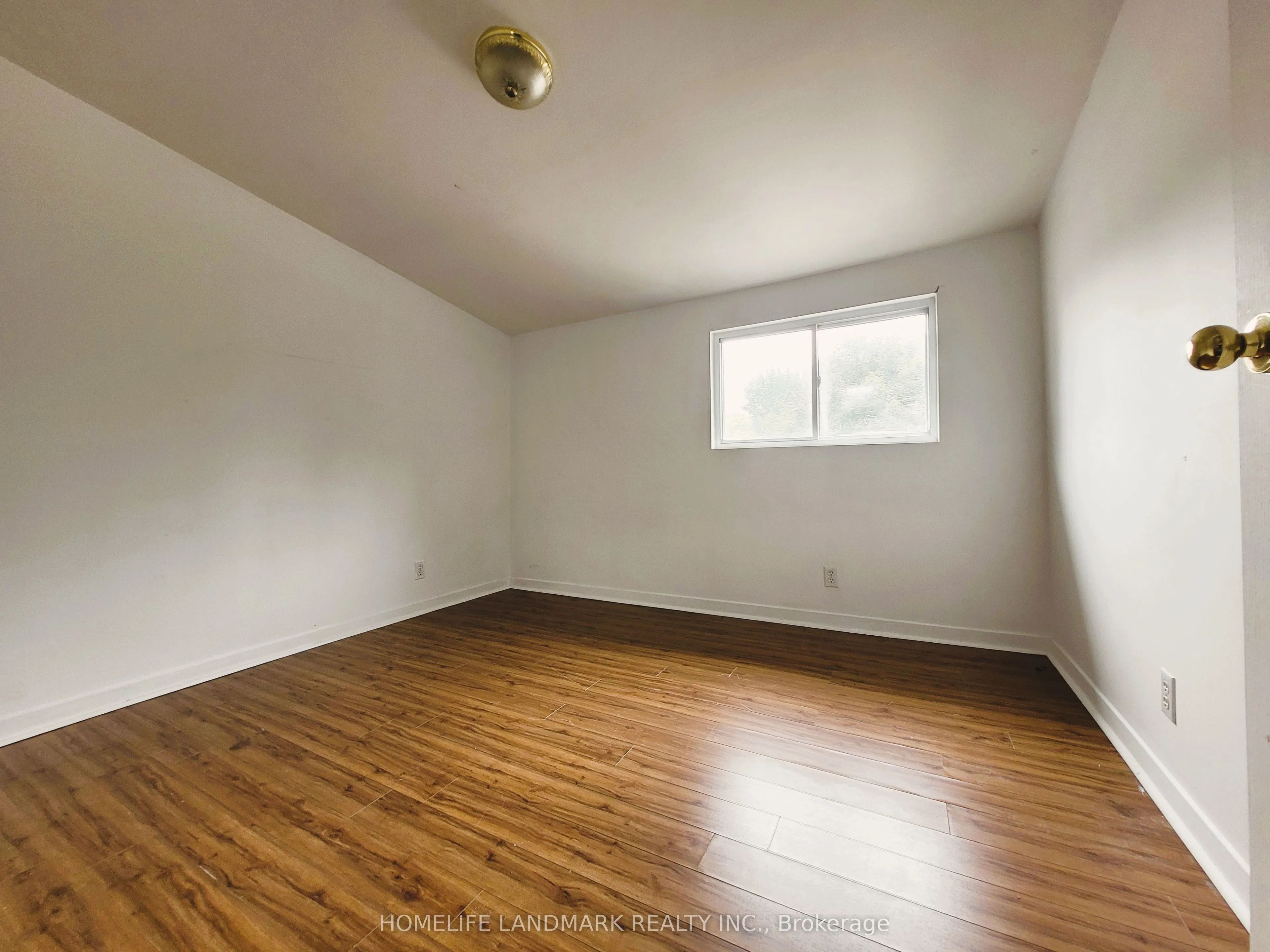 195 Dundas Street W