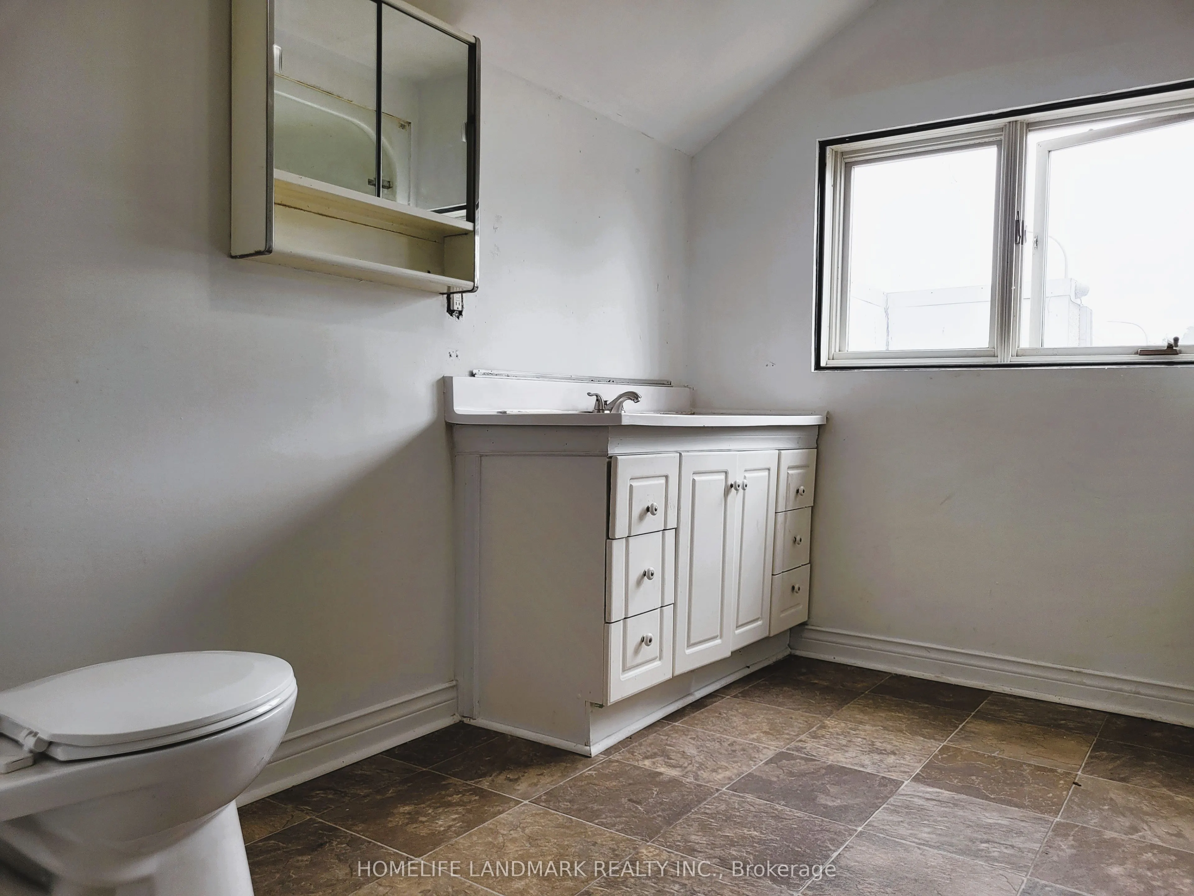 195 Dundas Street W