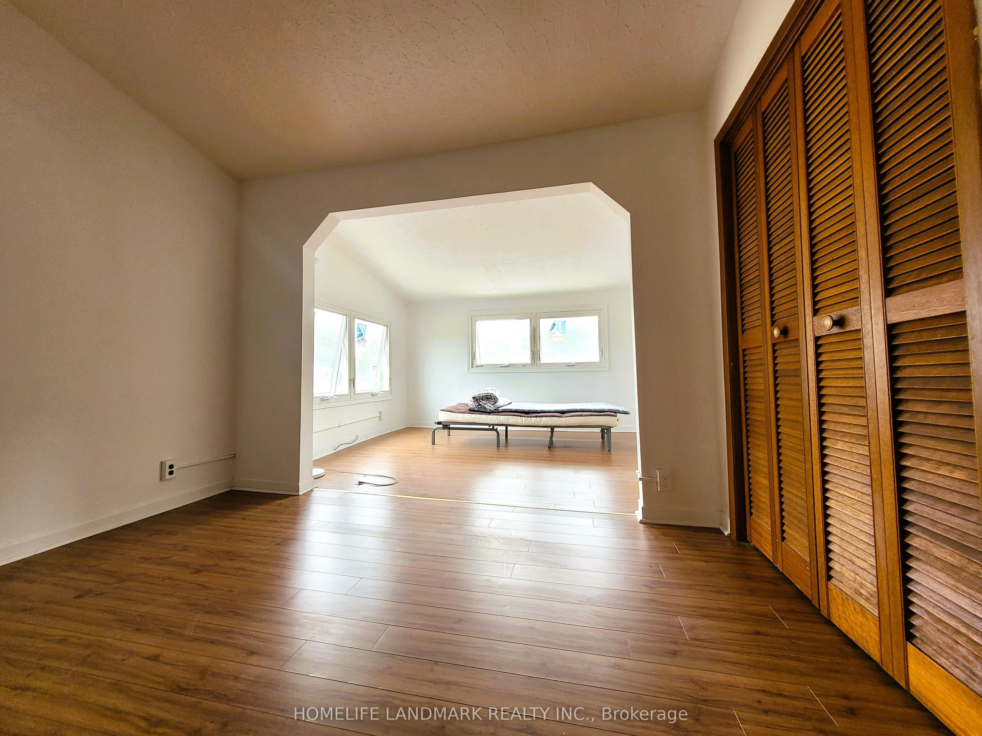 195 Dundas Street W