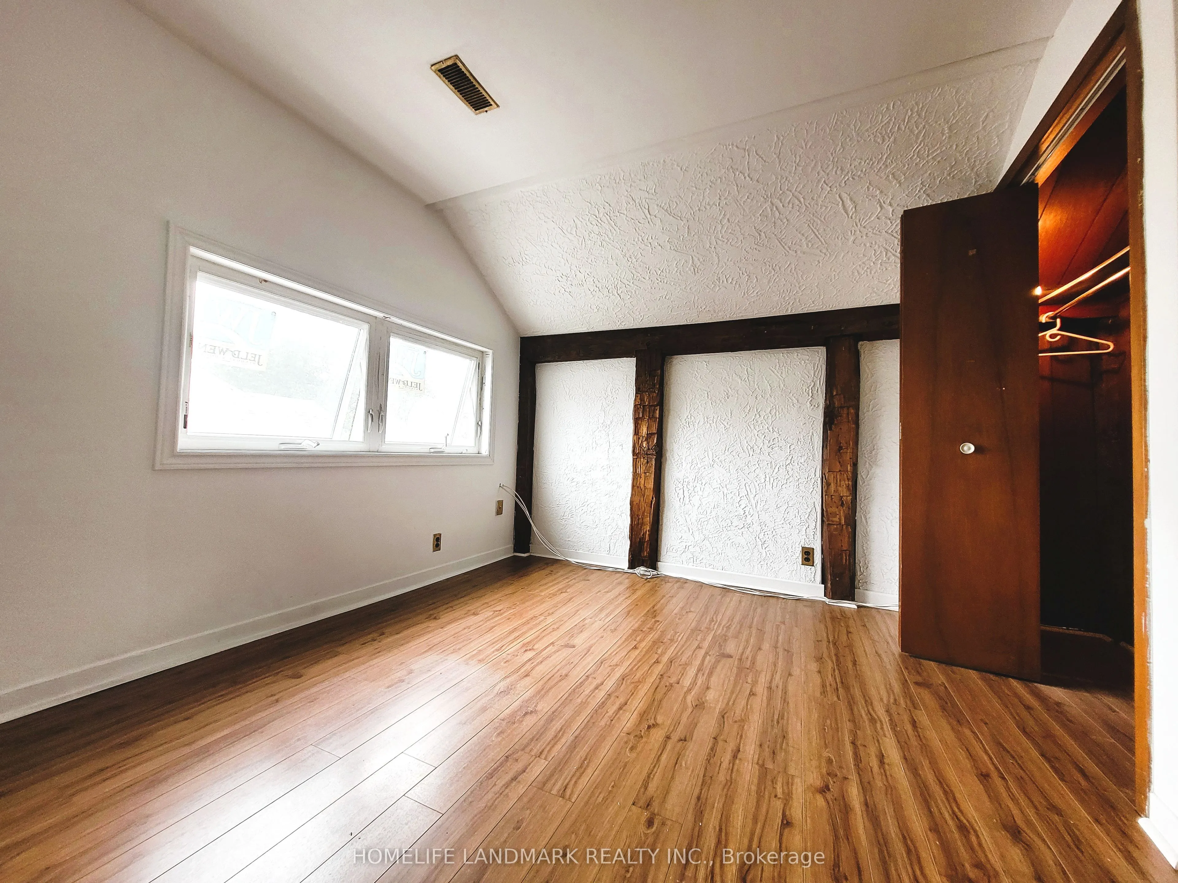 195 Dundas Street W