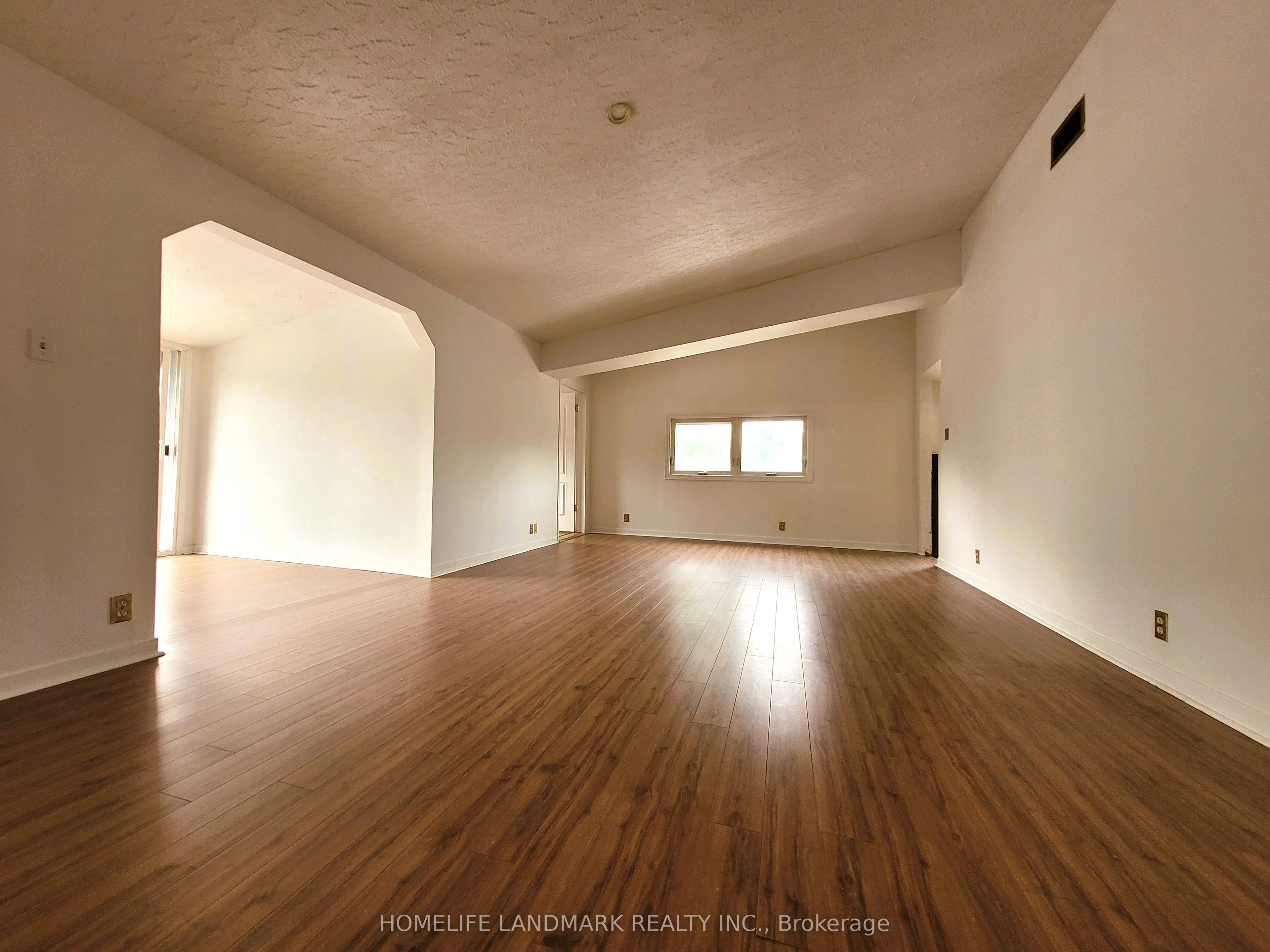 195 Dundas Street W