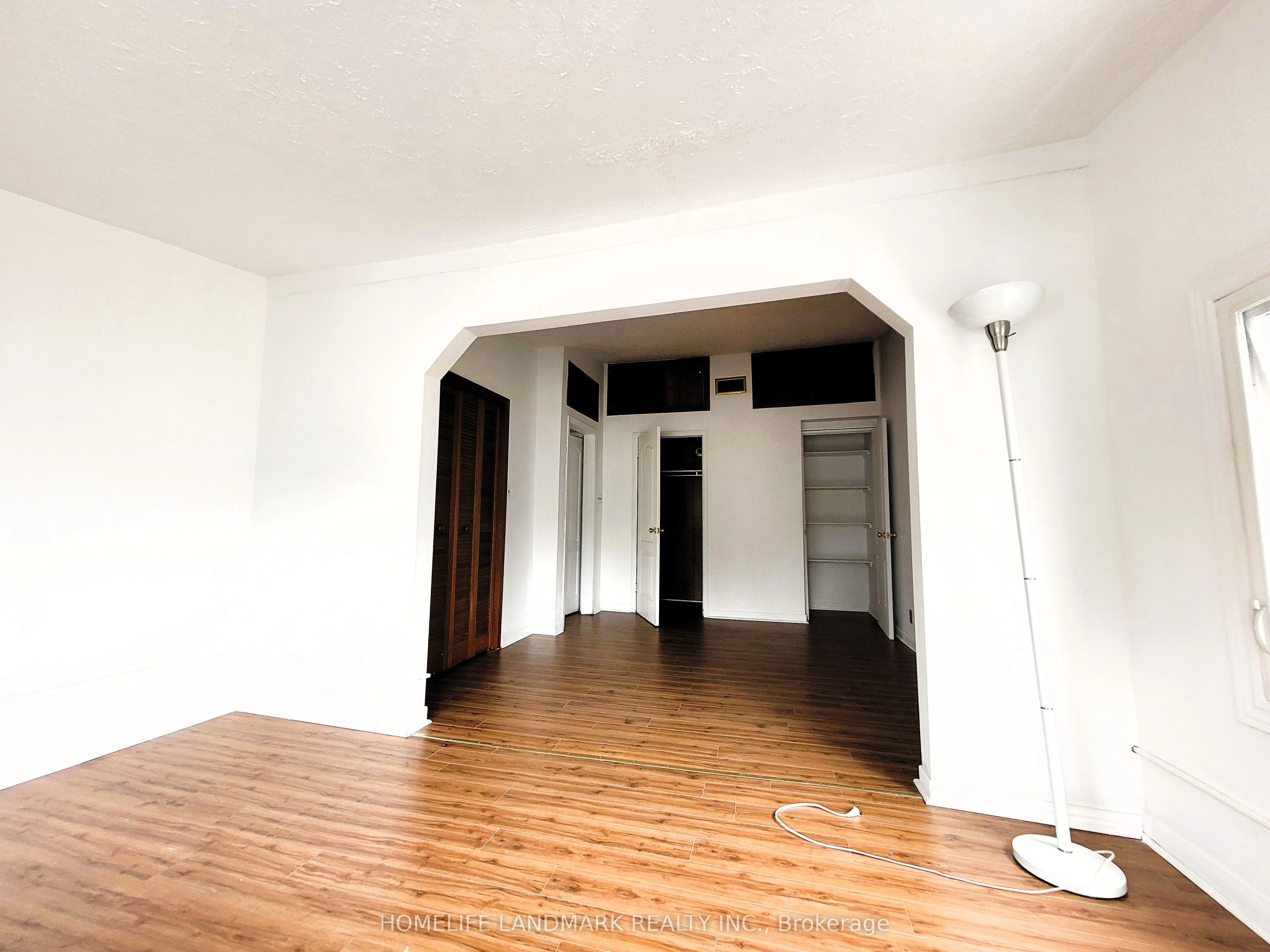 195 Dundas Street W