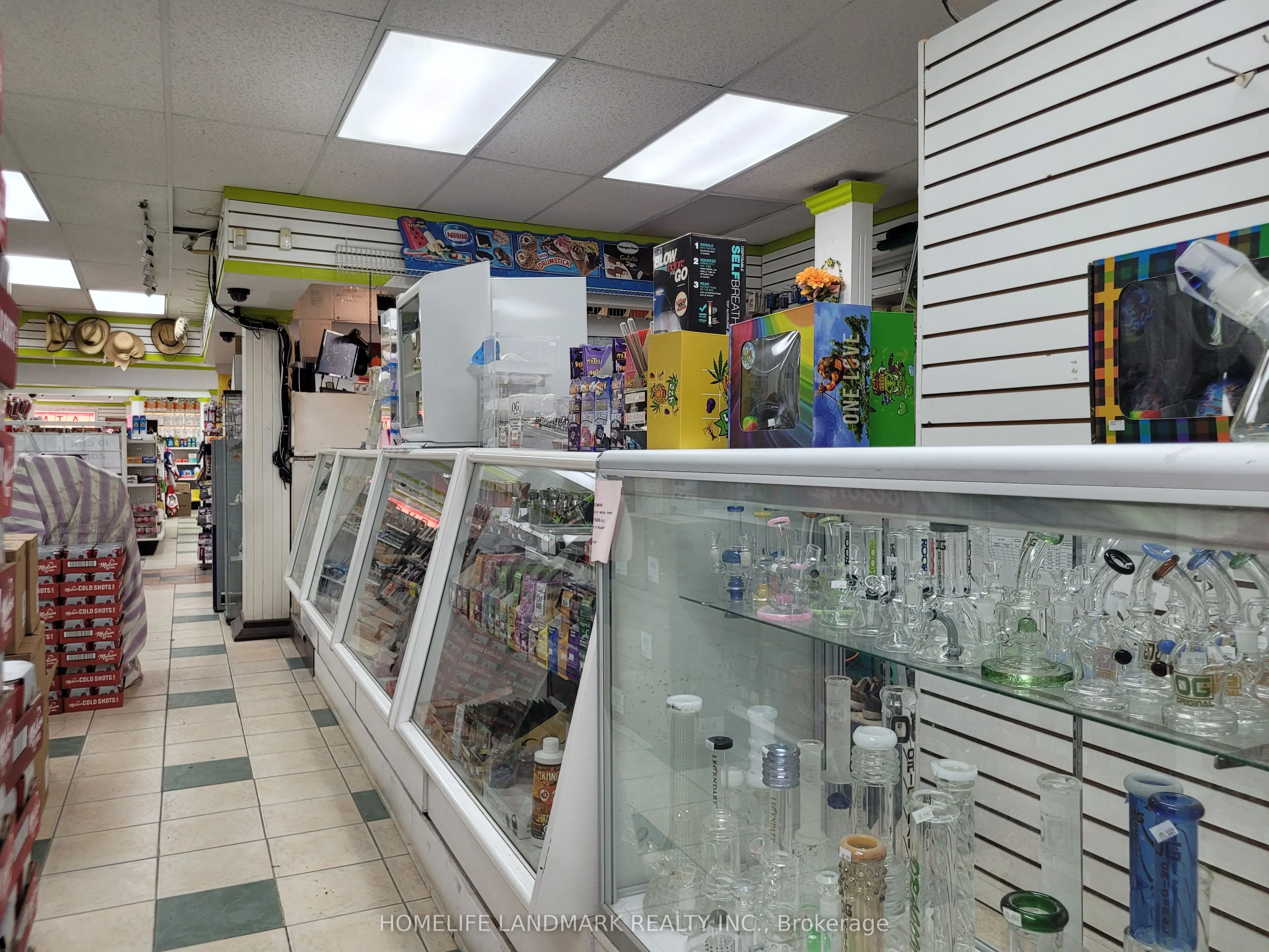 195 Dundas Street W