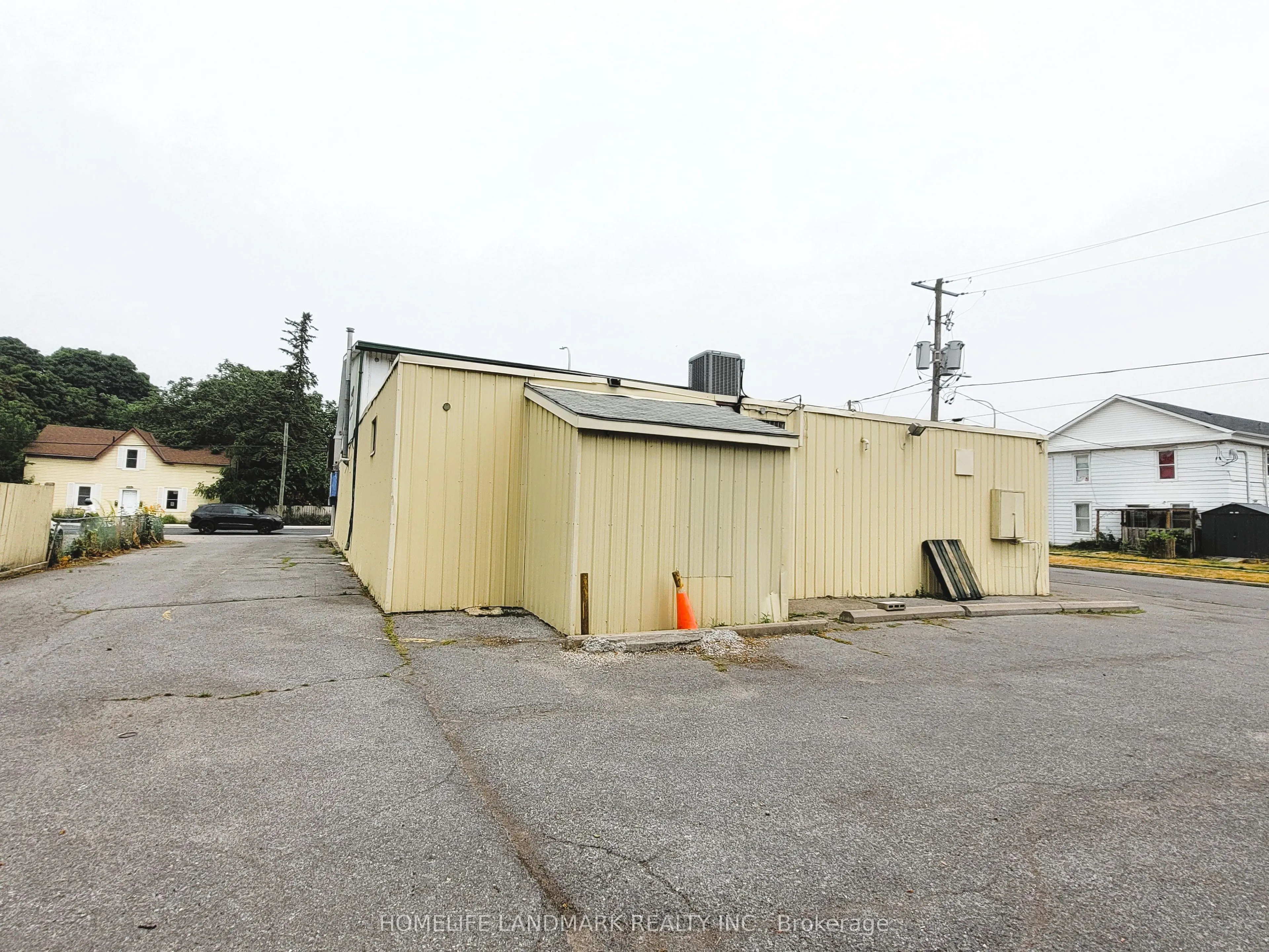 195 Dundas Street W
