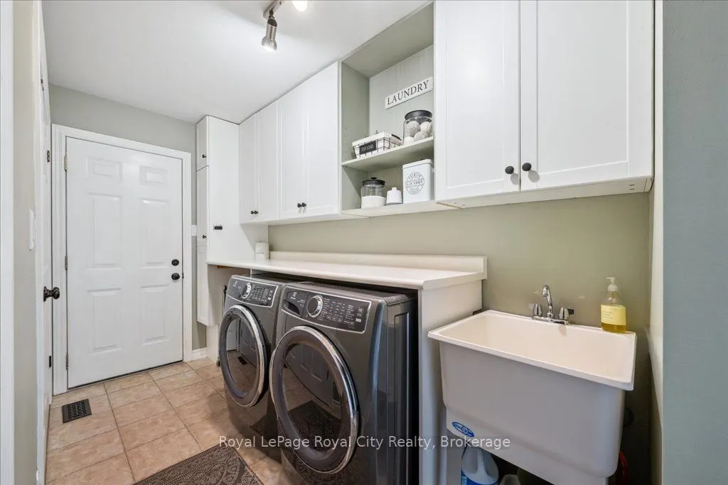 790 Dianne Crescent