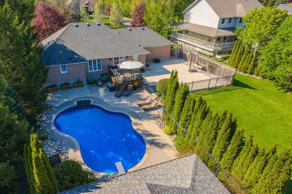 790 Dianne Crescent