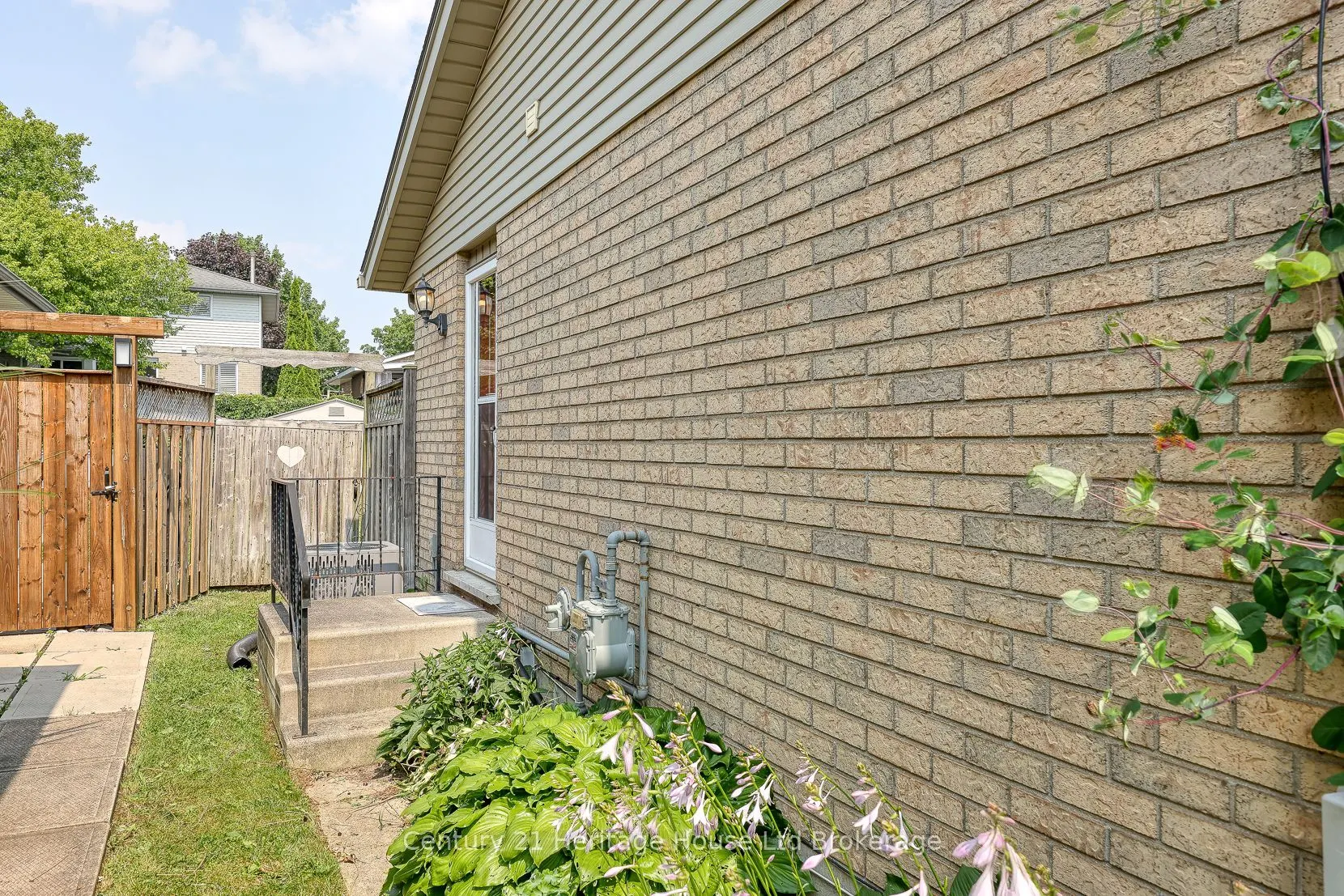 528 Springbank Avenue N
