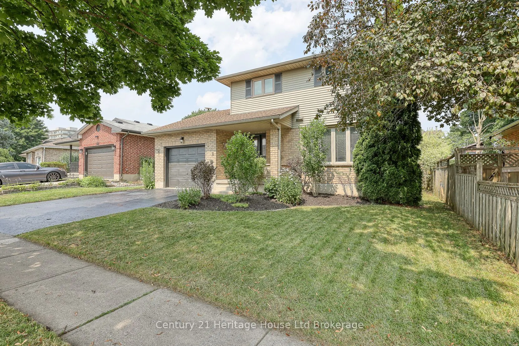 528 Springbank Avenue N