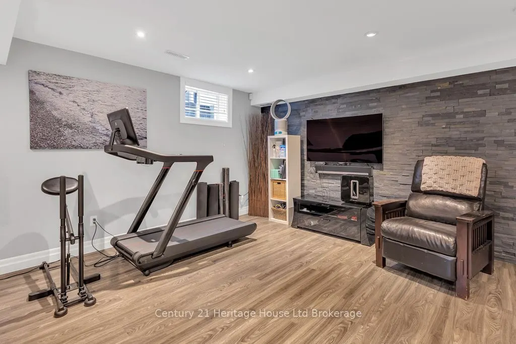 12 Oliver Crescent