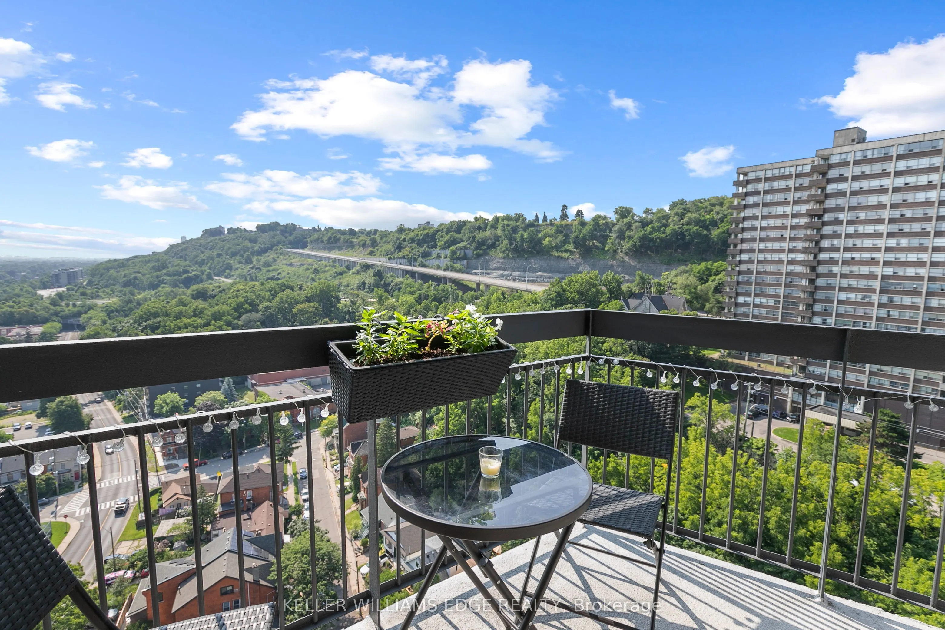 150 Charlton Avenue E, #2206