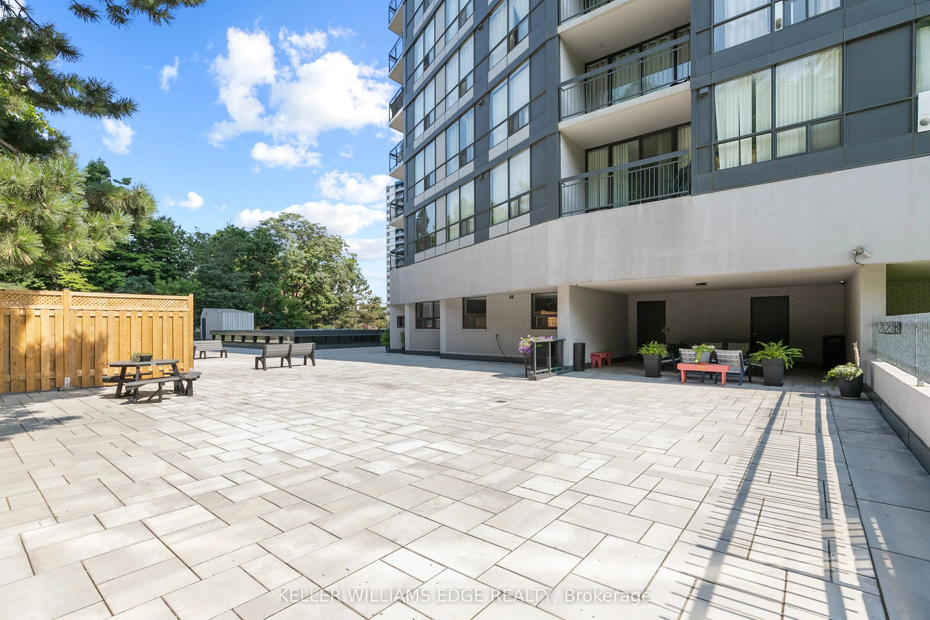 150 Charlton Avenue E, #2206