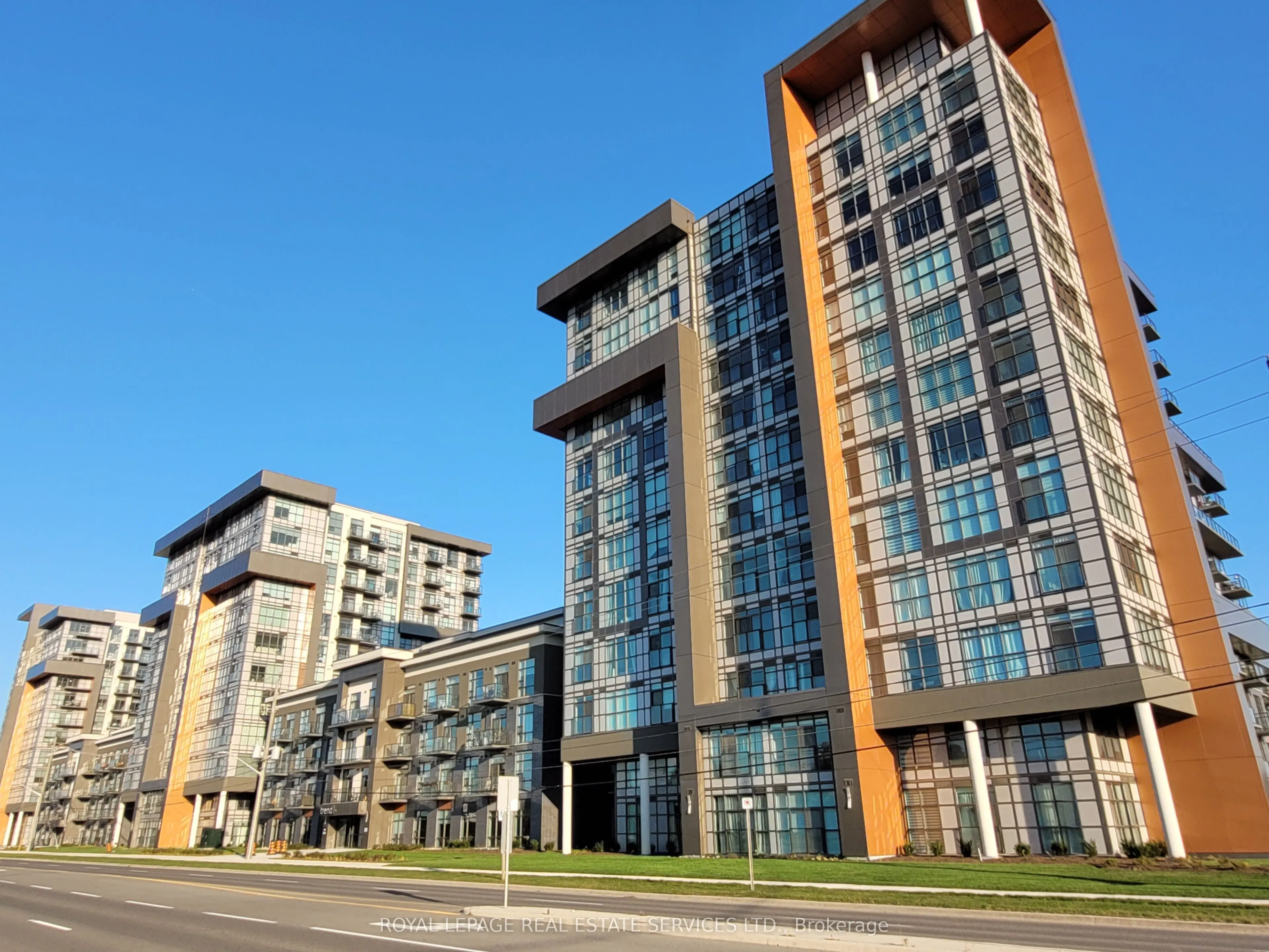 460 Dundas Street E, #901