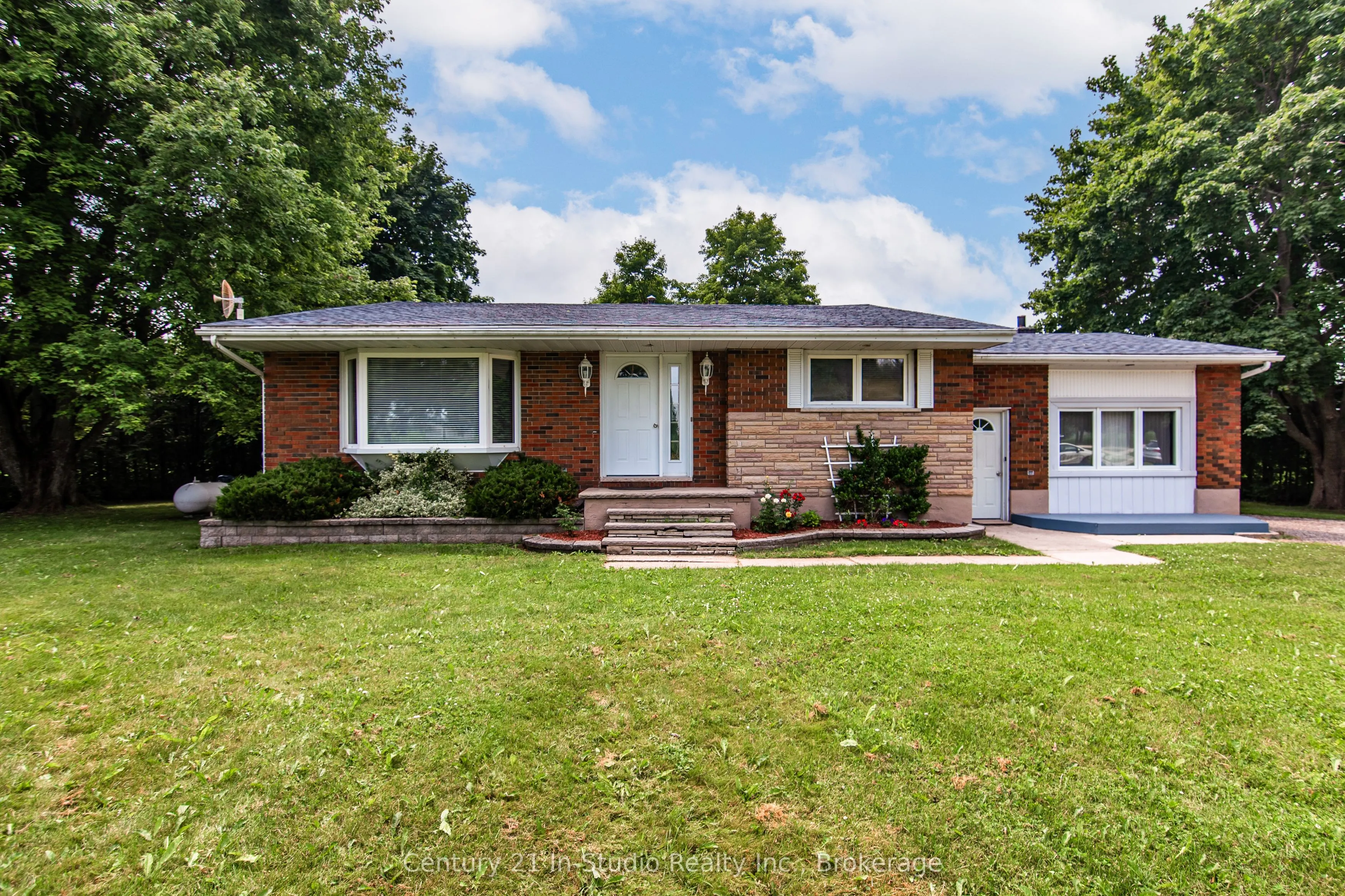 457898 Grey Road 11 Road
