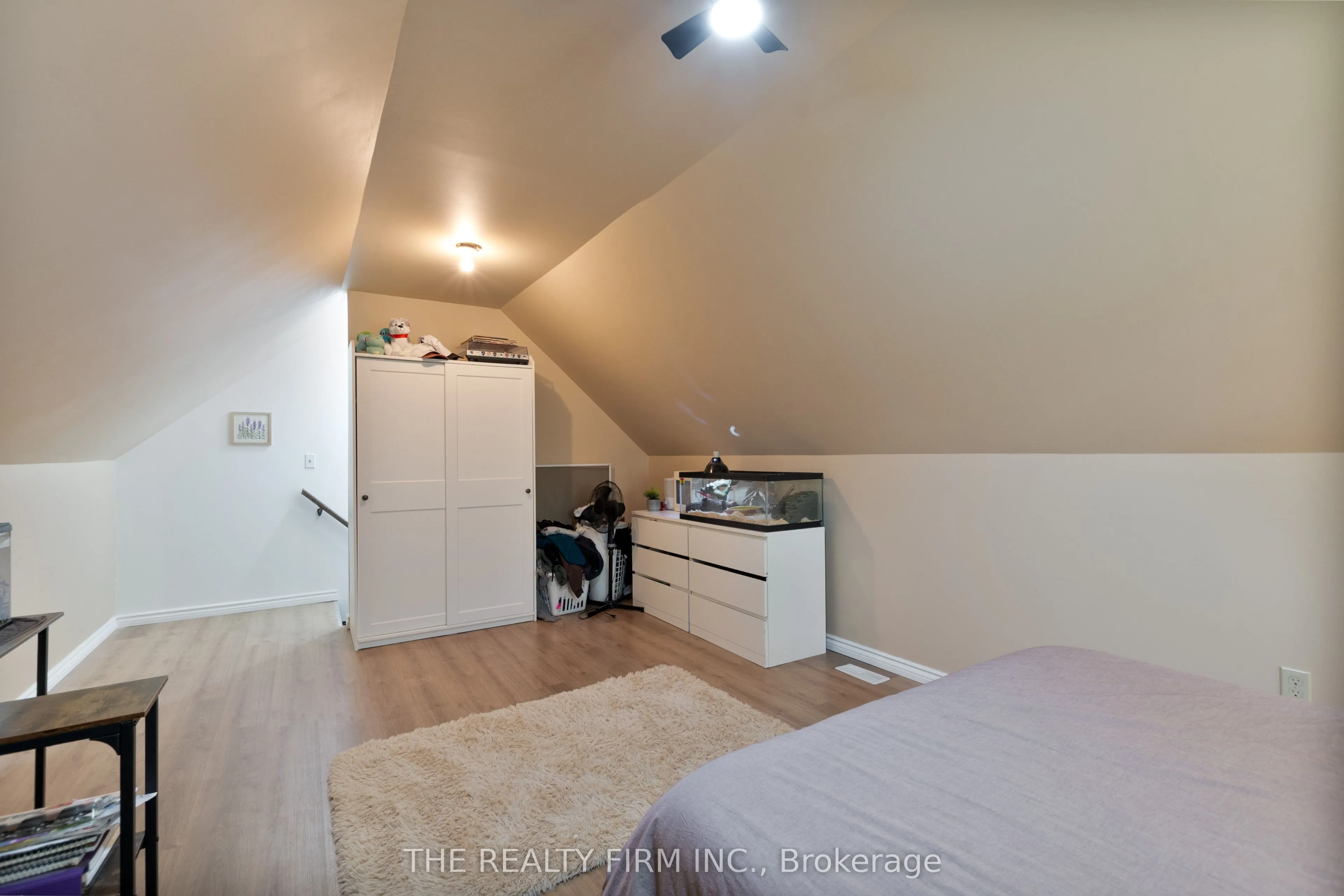 6 Oakdale Place