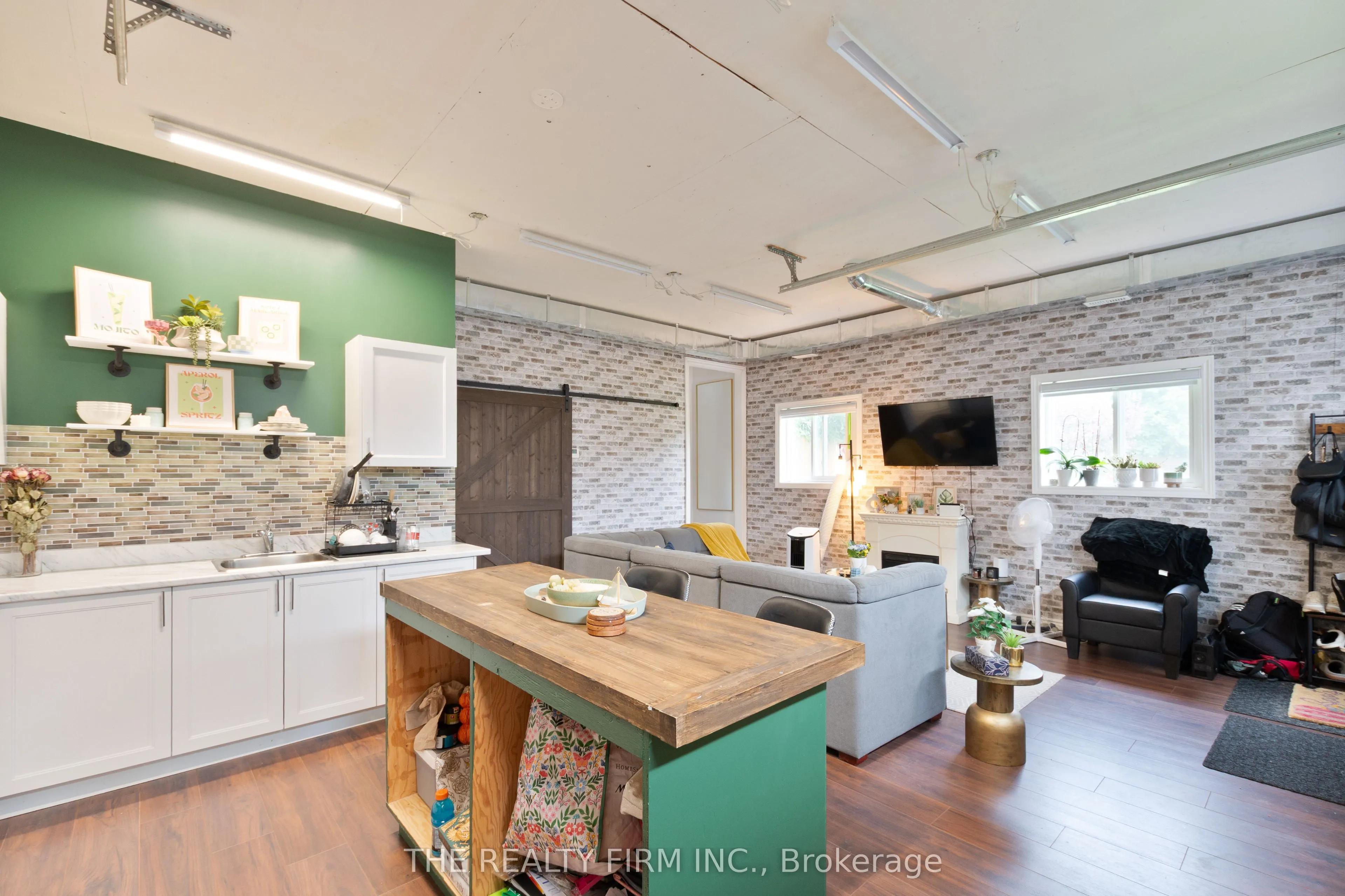 6 Oakdale Place