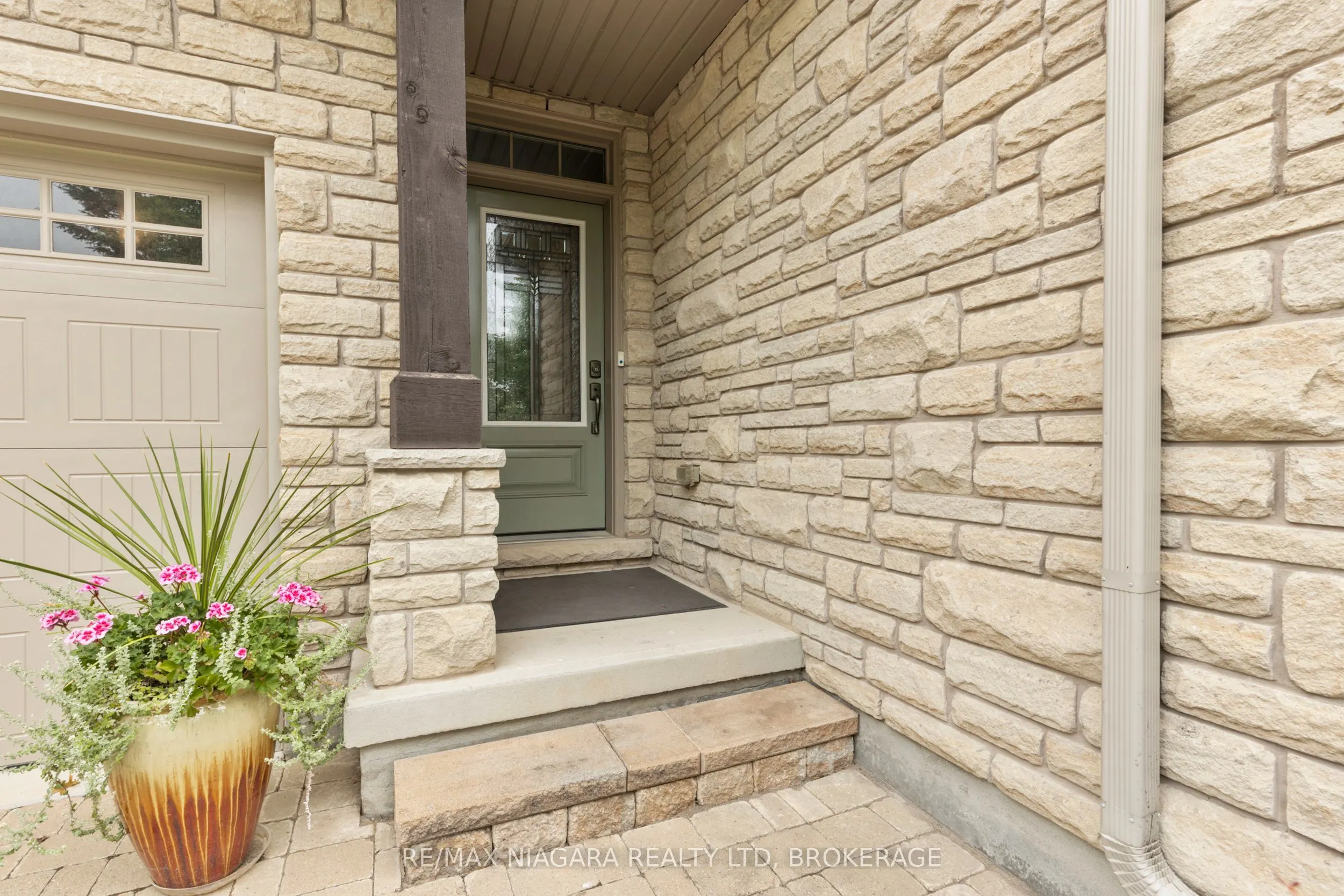 28 HILLSIDE Drive, #Call LBO