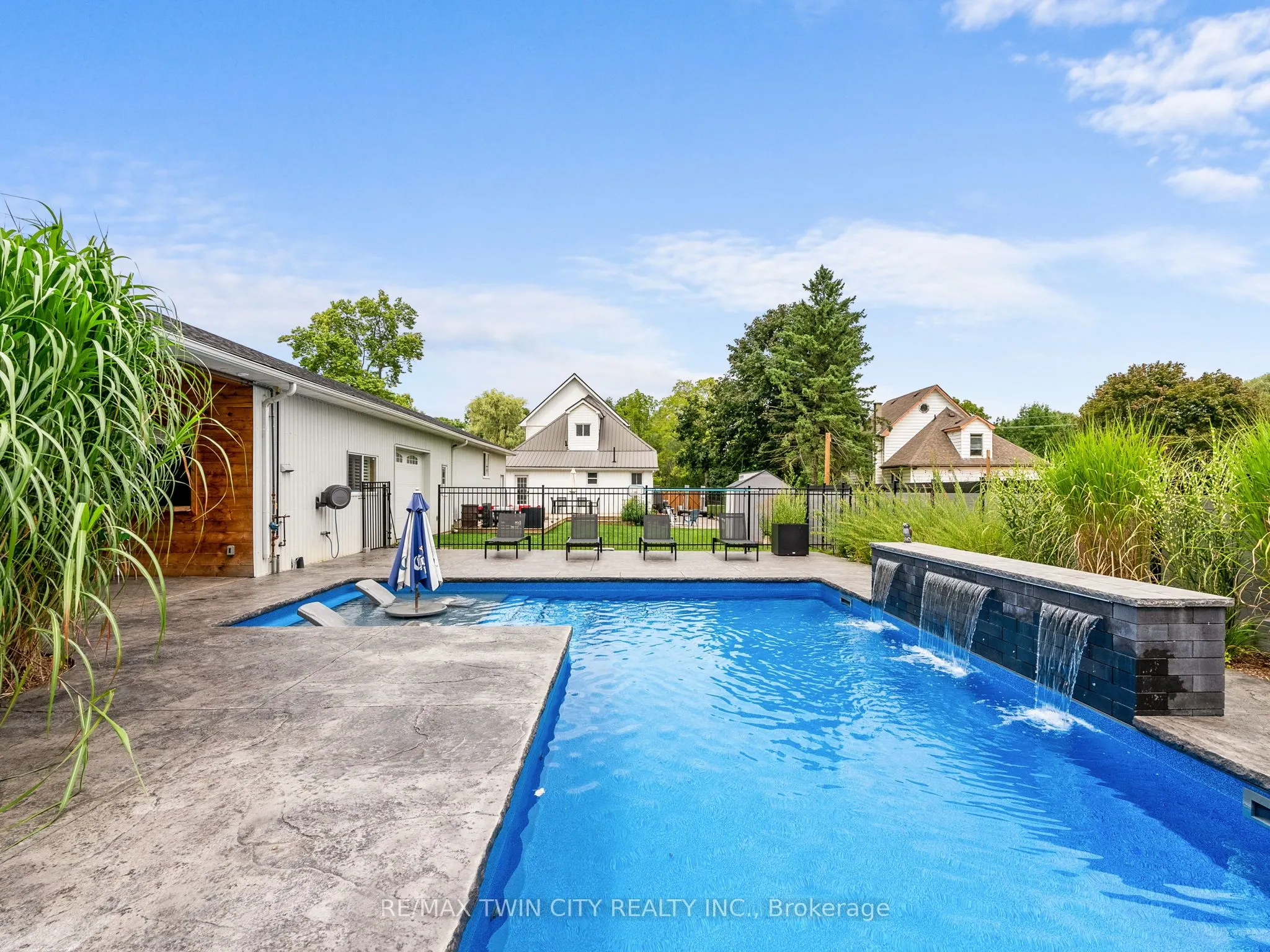 233 Oakland Road
