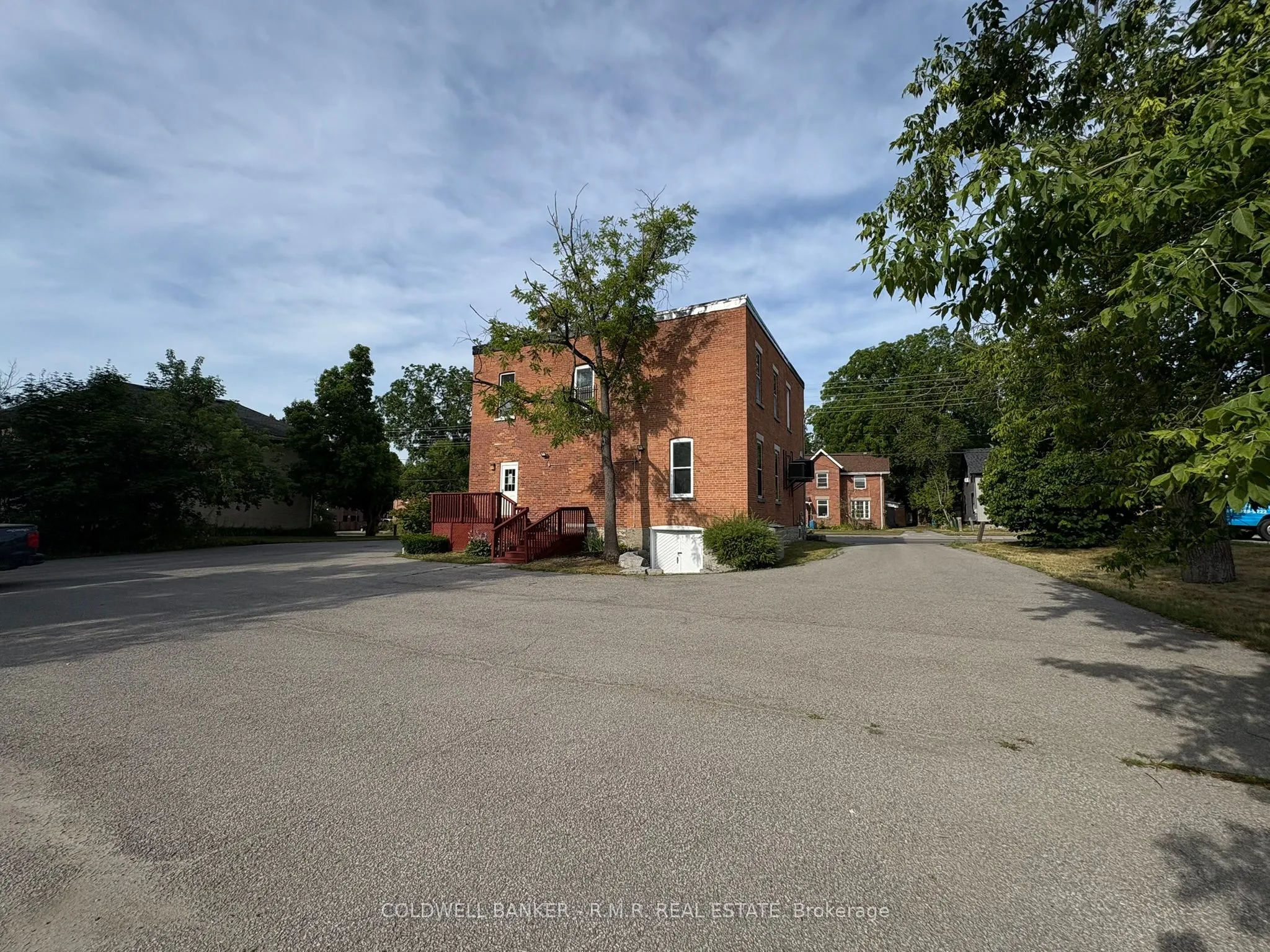 132 William Street N