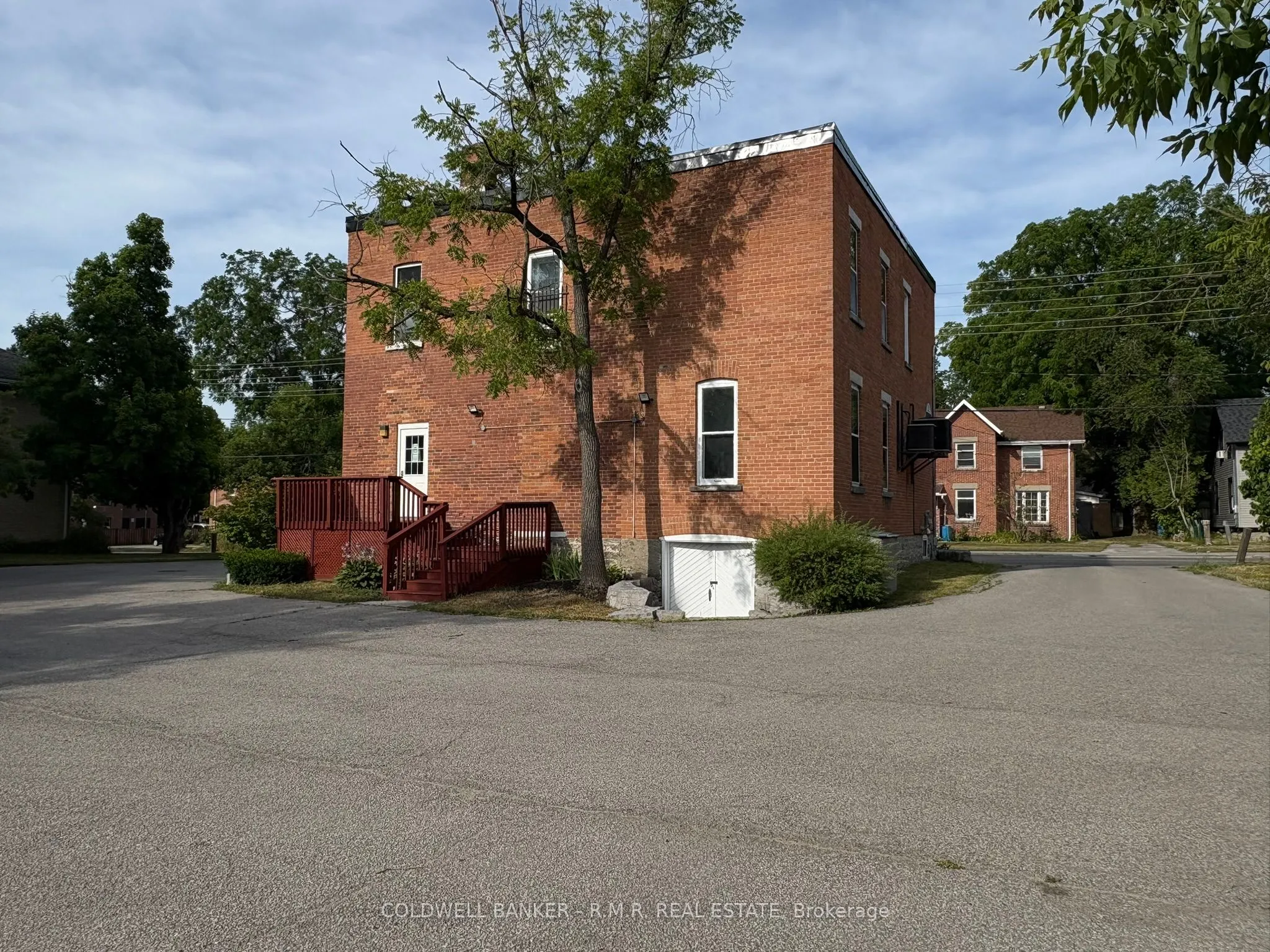 132 William Street N